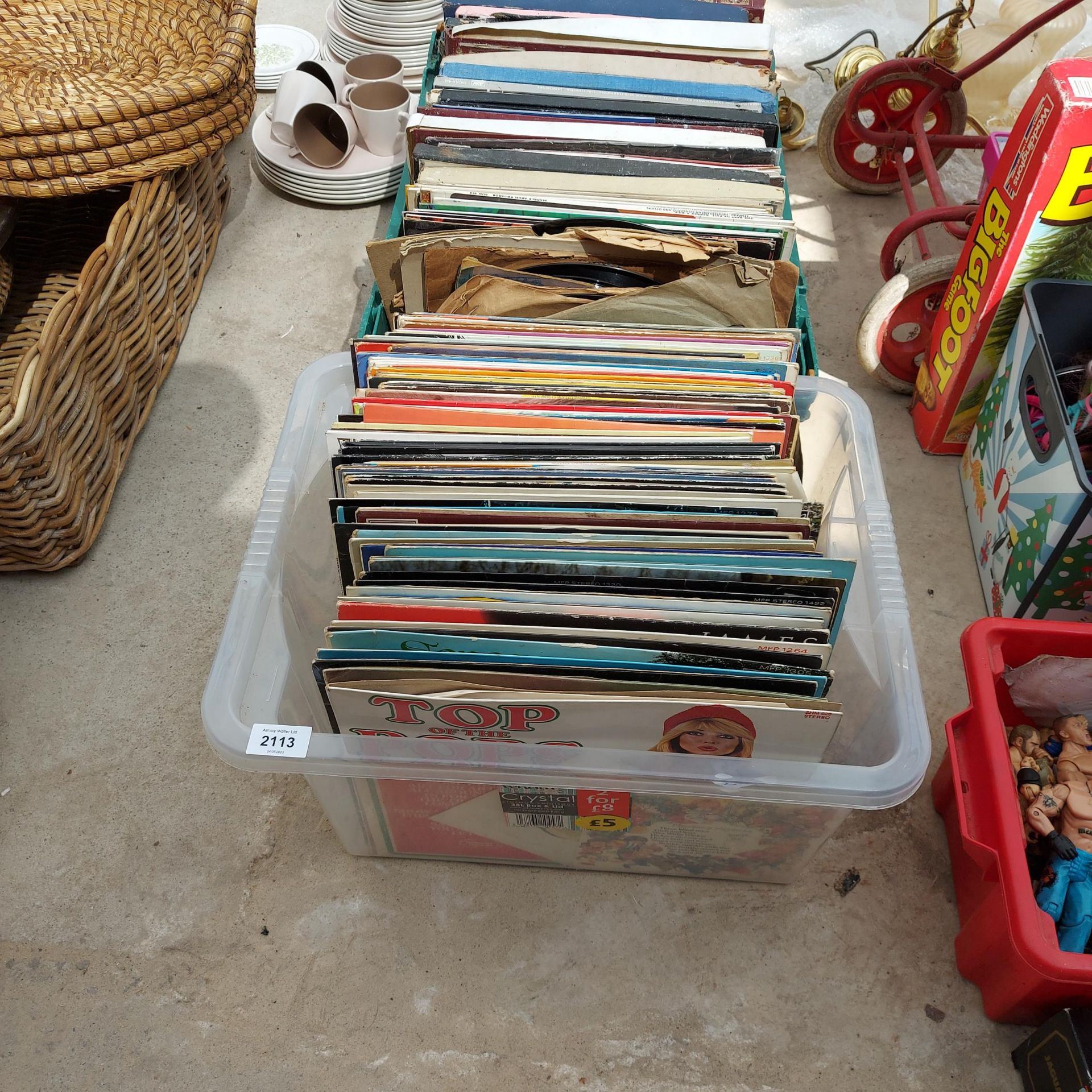 A LARGE ASSORTMENT OF VINTAGE LP RECORDS