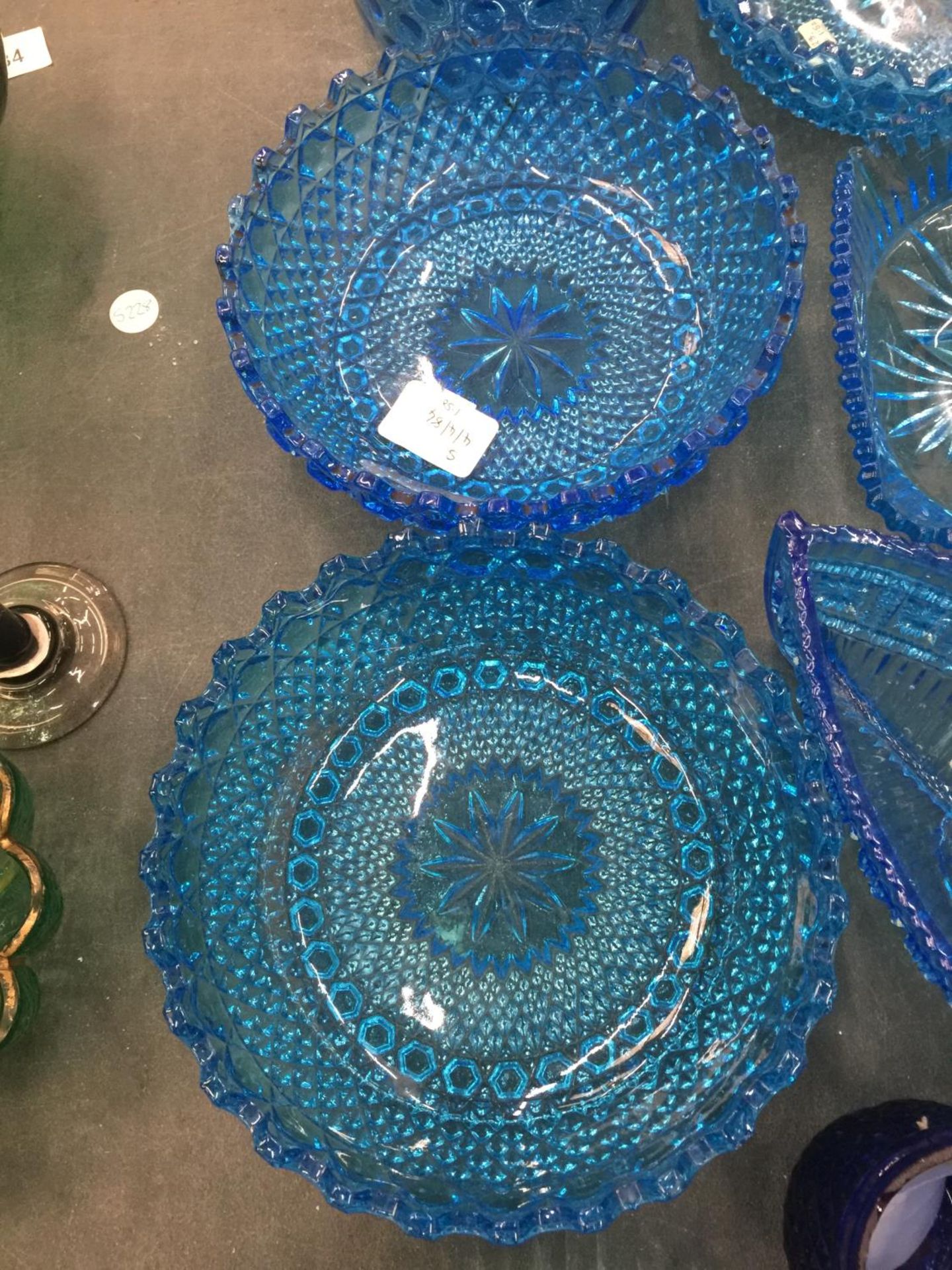 A QUANTITY OF BLUE COLOURED GLASSWARE TO INCLUDE BOWLS, VASES, ETC - Bild 3 aus 5