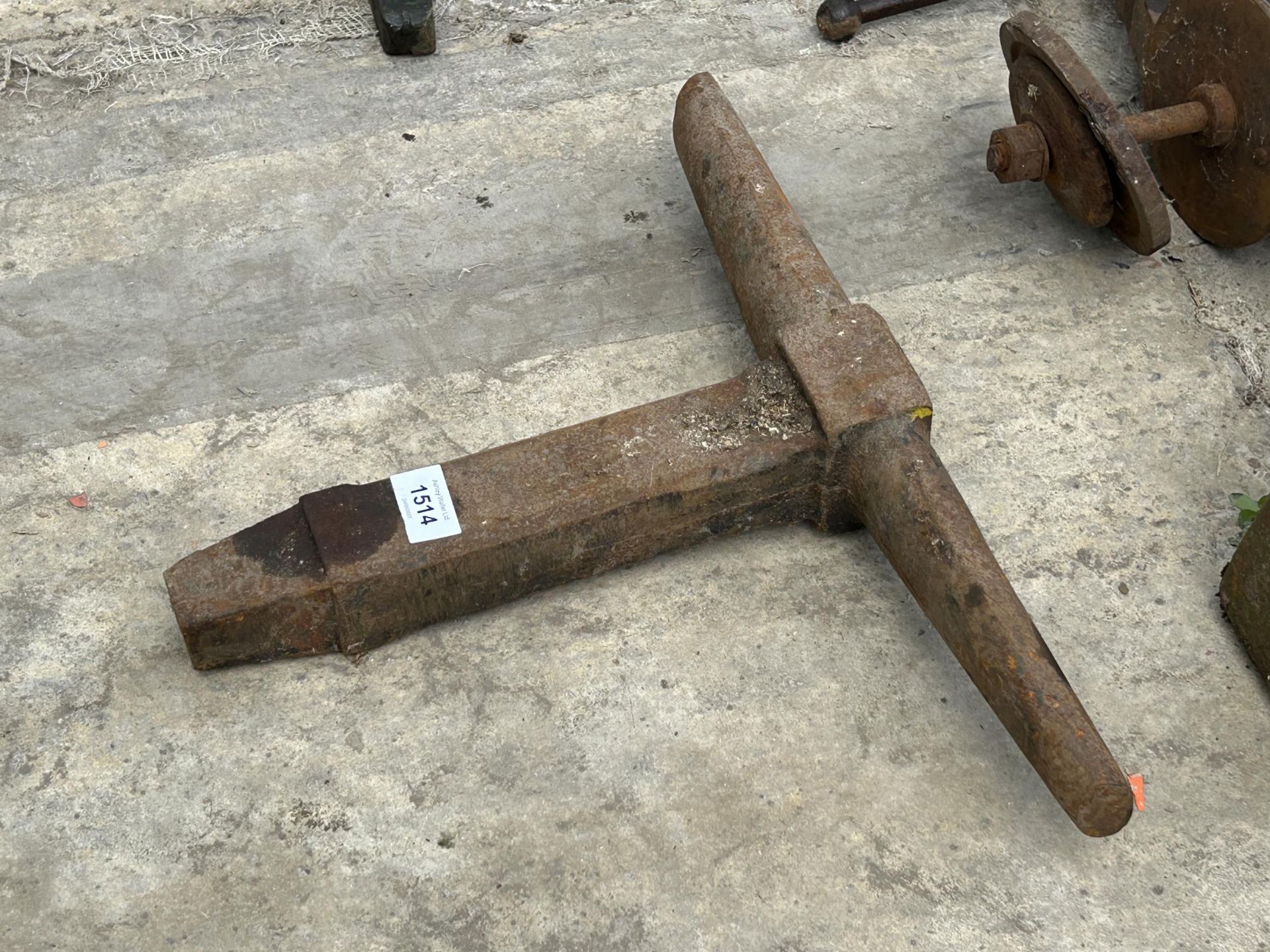 A VINTAGE CAST IRON FORGING TOOL - Image 3 of 3