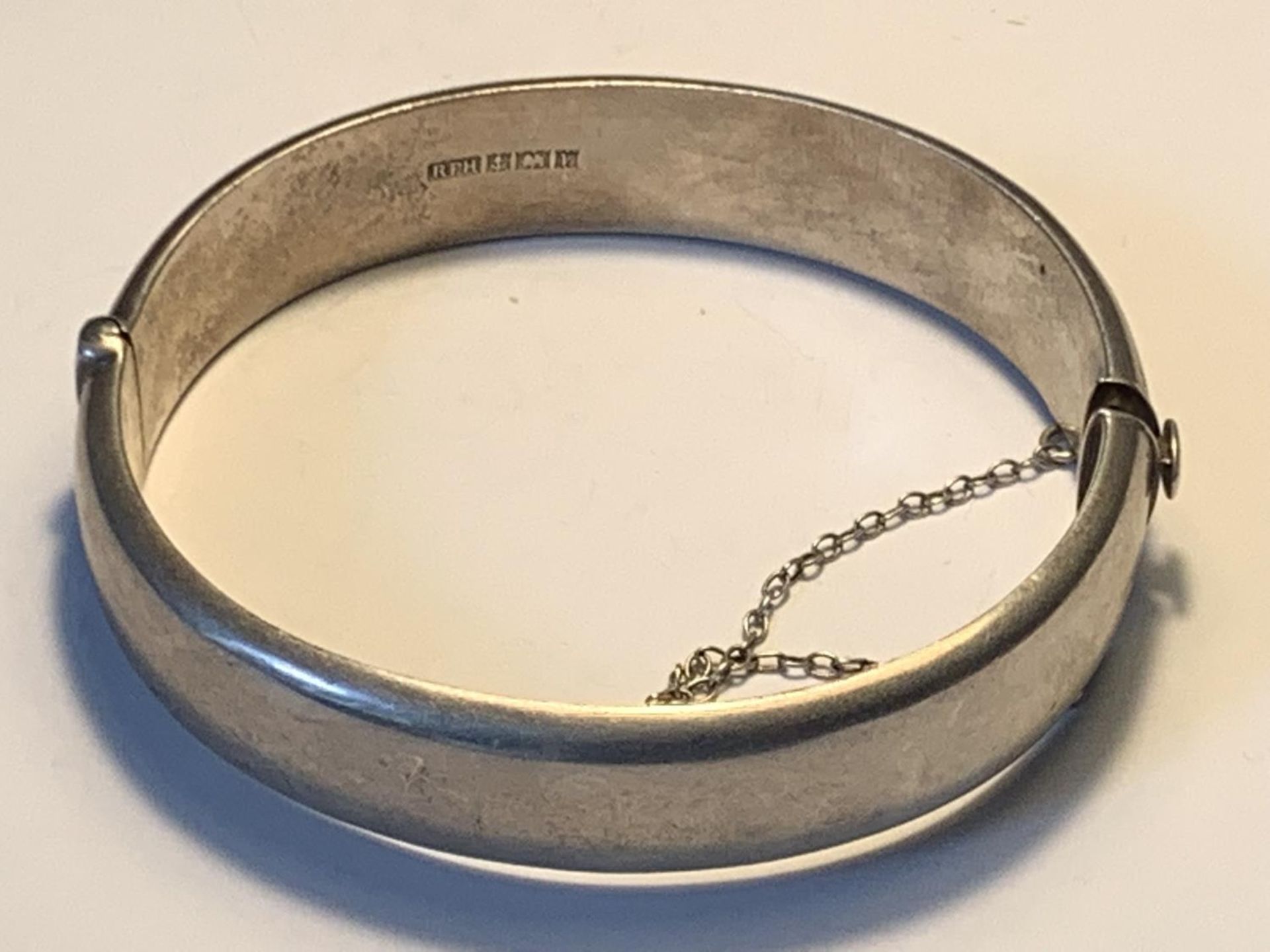 A HALLMARKED BIRMINGHAM SILVER BANGLE - Image 2 of 2