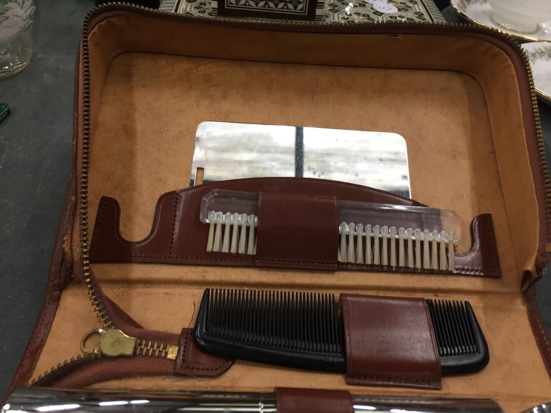 A LEATHER CASED GENTLEMAN'S GROOMING KIT - Image 2 of 3