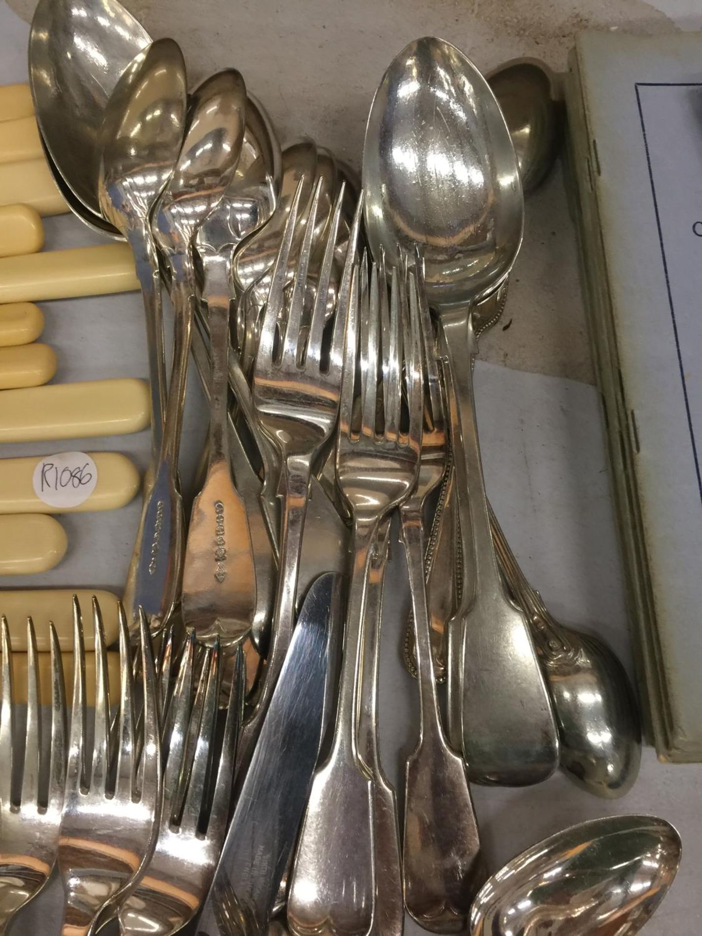 A LARGE QUANTITY OF VINTAGE FLATWARE - Image 3 of 3