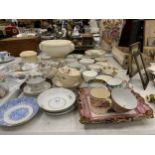 A LARGE COLLECTION OF 19TH CENTURY PORCELAIN, TEA BOWLS, SAUCERS, WEDGWOOD CREAMWARE BOWL ETC