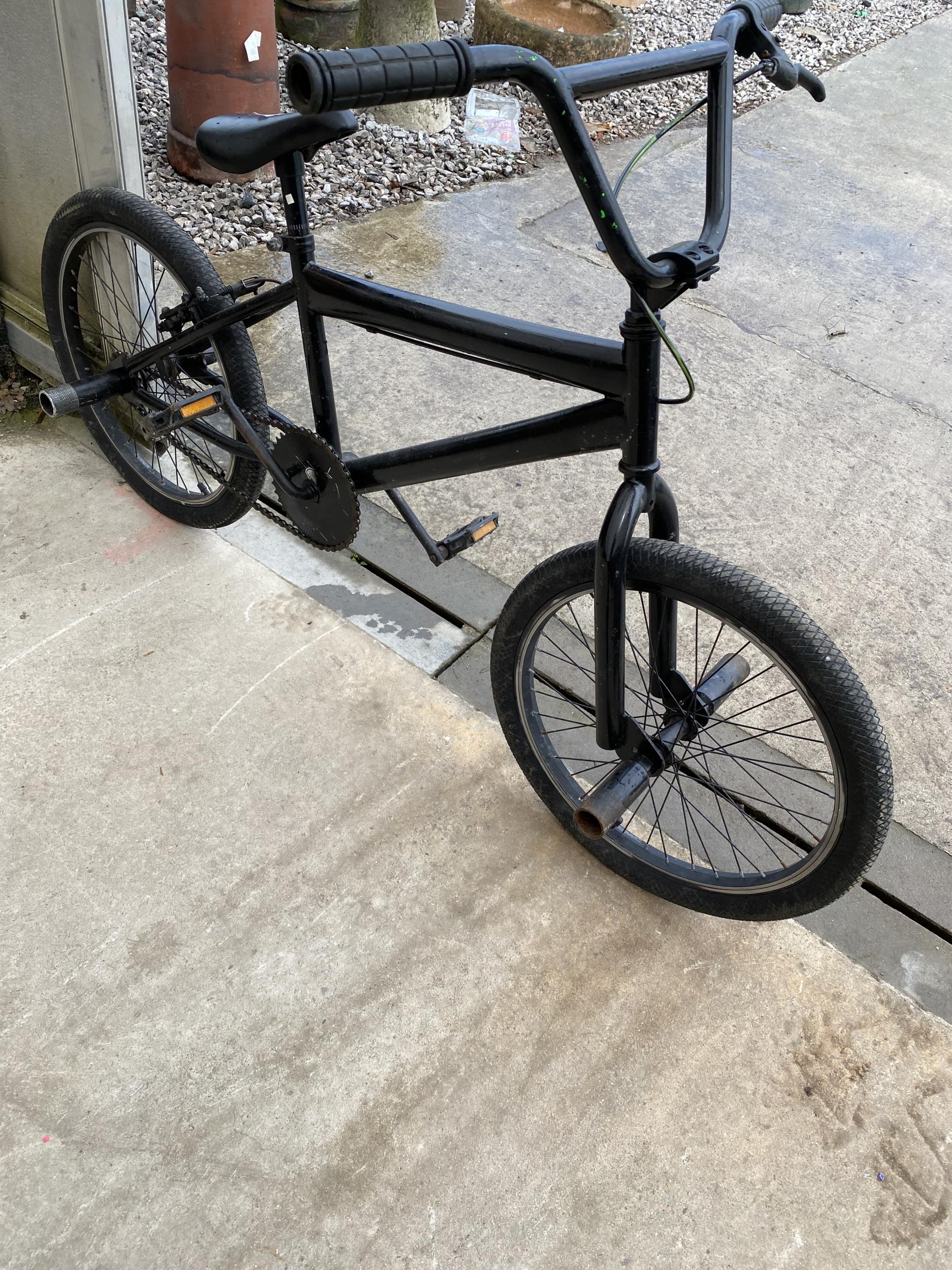A CHILDS BMX BIKE WITH REAR STUNT PEGS - Image 3 of 3