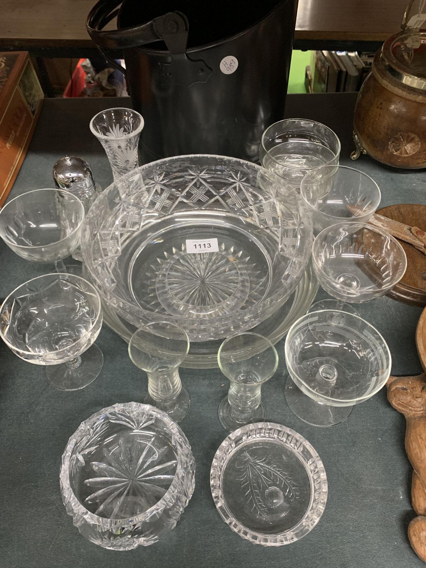 A QUANTITY OF GLASSWARE TO INCLUDE LARGE BOWLS, DESSERT BOWLS WITH ENGRAVED AND ETCHED DESIGN, A - Bild 2 aus 4