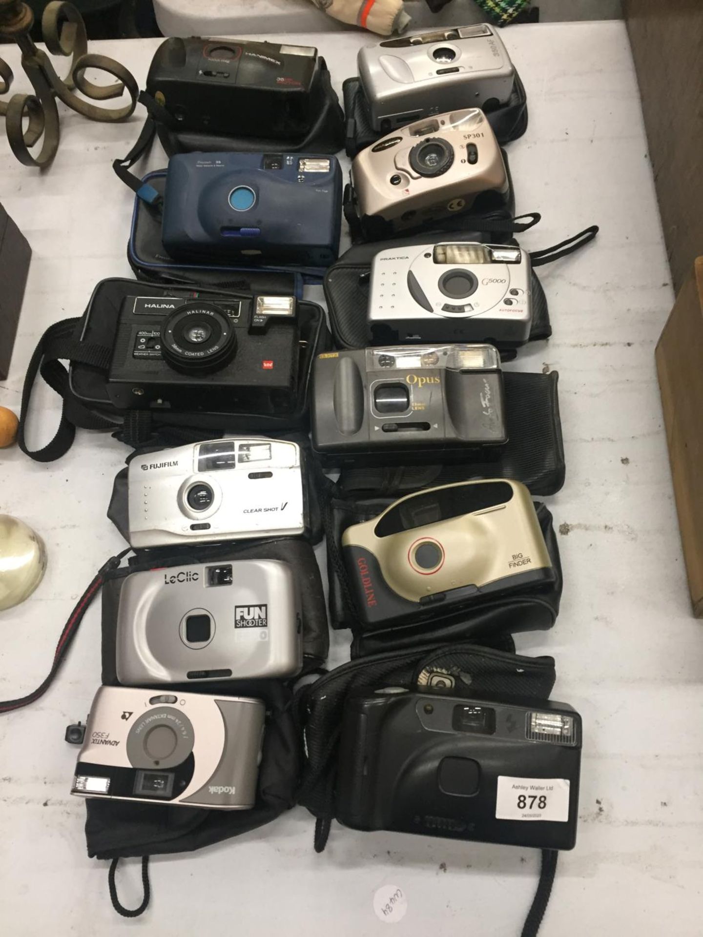 A COLLECTION OF VINTAGE CAMERAS TO INCLUDE KODAK ADVANTIX F350, LE CLIC FUN SHOOTER, FUJIFILM