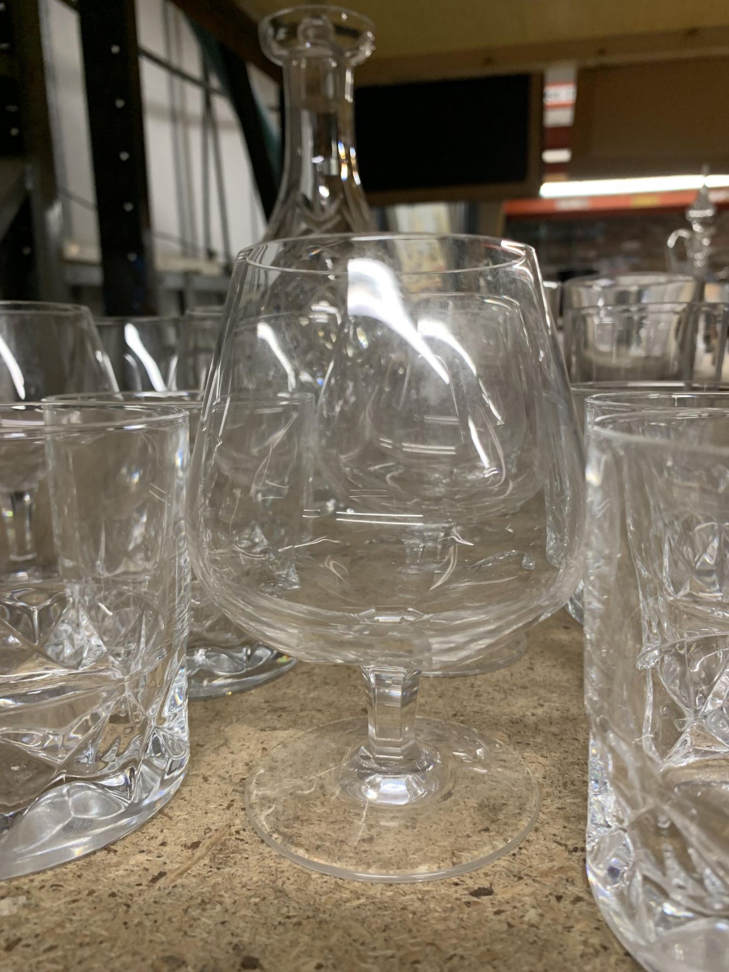 A COLLECTION OF GLASSES AND CUT GLASS DECANTER - Bild 4 aus 4