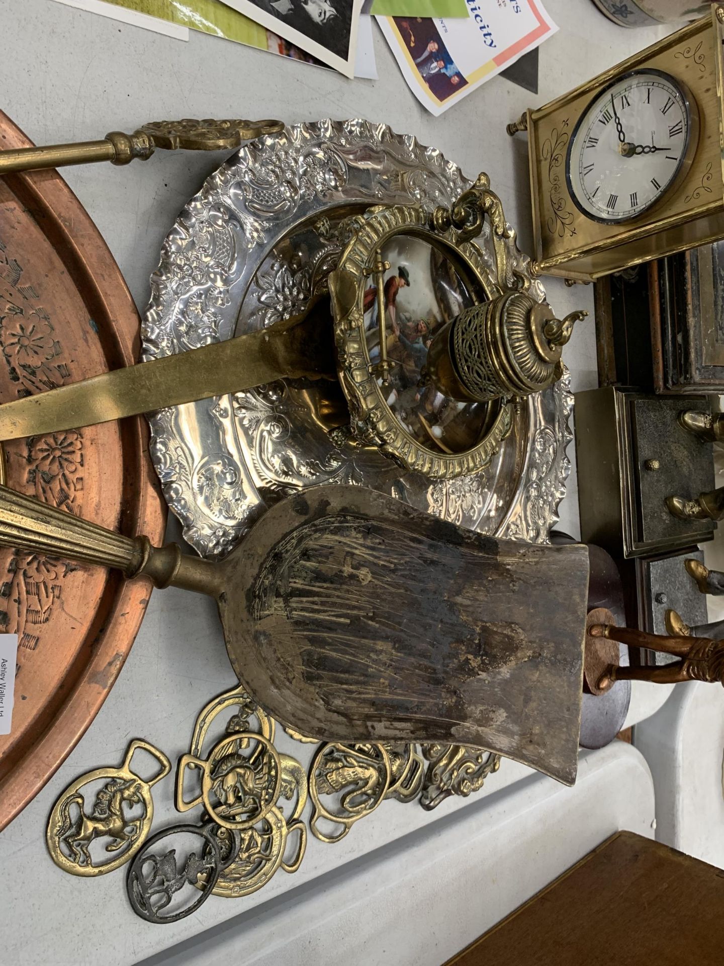 A MIXED LOT VINTAGE BRASS AND COPPER, CLOCK AND TROPHIES - Image 3 of 5