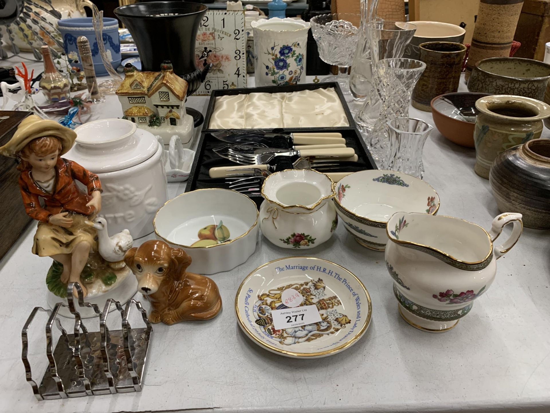 A MIXED LOT OF ITEMS, CASED SILVER PLATED FLATWARE, CUT GLASS, DOG FIGURE, EPNS TOAST RACK ETC
