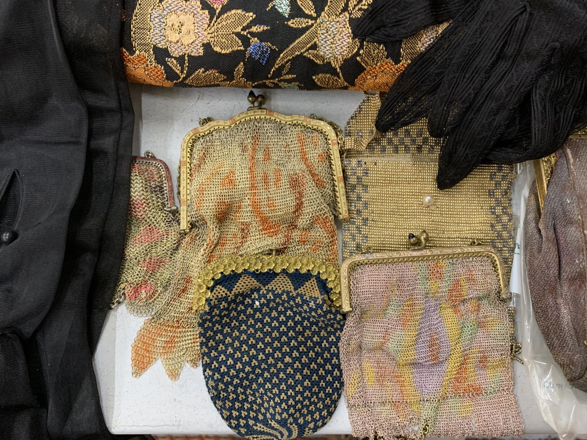 A MIXED GROUP OF VINTAGE PURSES, BAGS, TRINKET BOXES ETC - Image 3 of 5