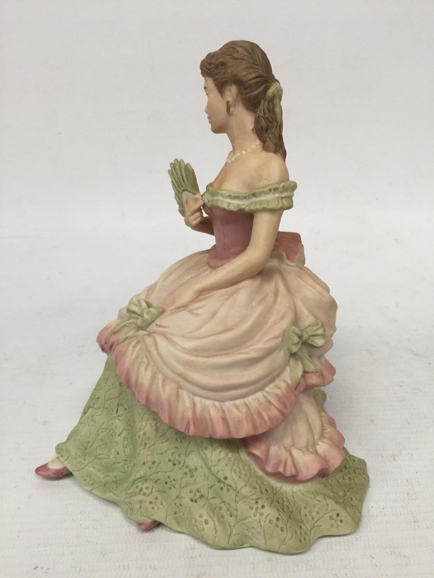 A COALPORT FIGURINE "INTERLUDE" FROM THE AGE OF ELEGANCE COLLECTION 1991 WITH A MATT FINISH - 17 CM - Image 4 of 5