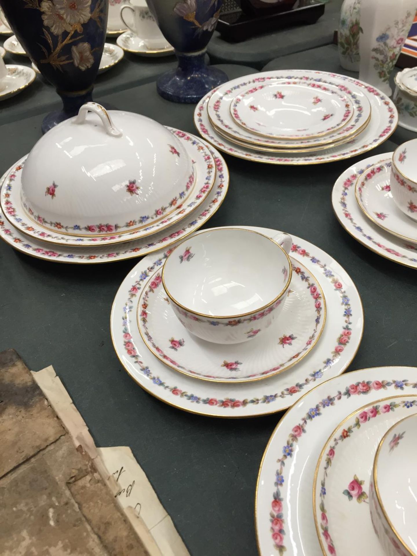 A QUANTITY OF 19TH CENTURY COPELAND SPODE CUPS, SAUCERS AND PLATES PLUS A MUFFIN DISH WITH CABBAGE - Image 4 of 4