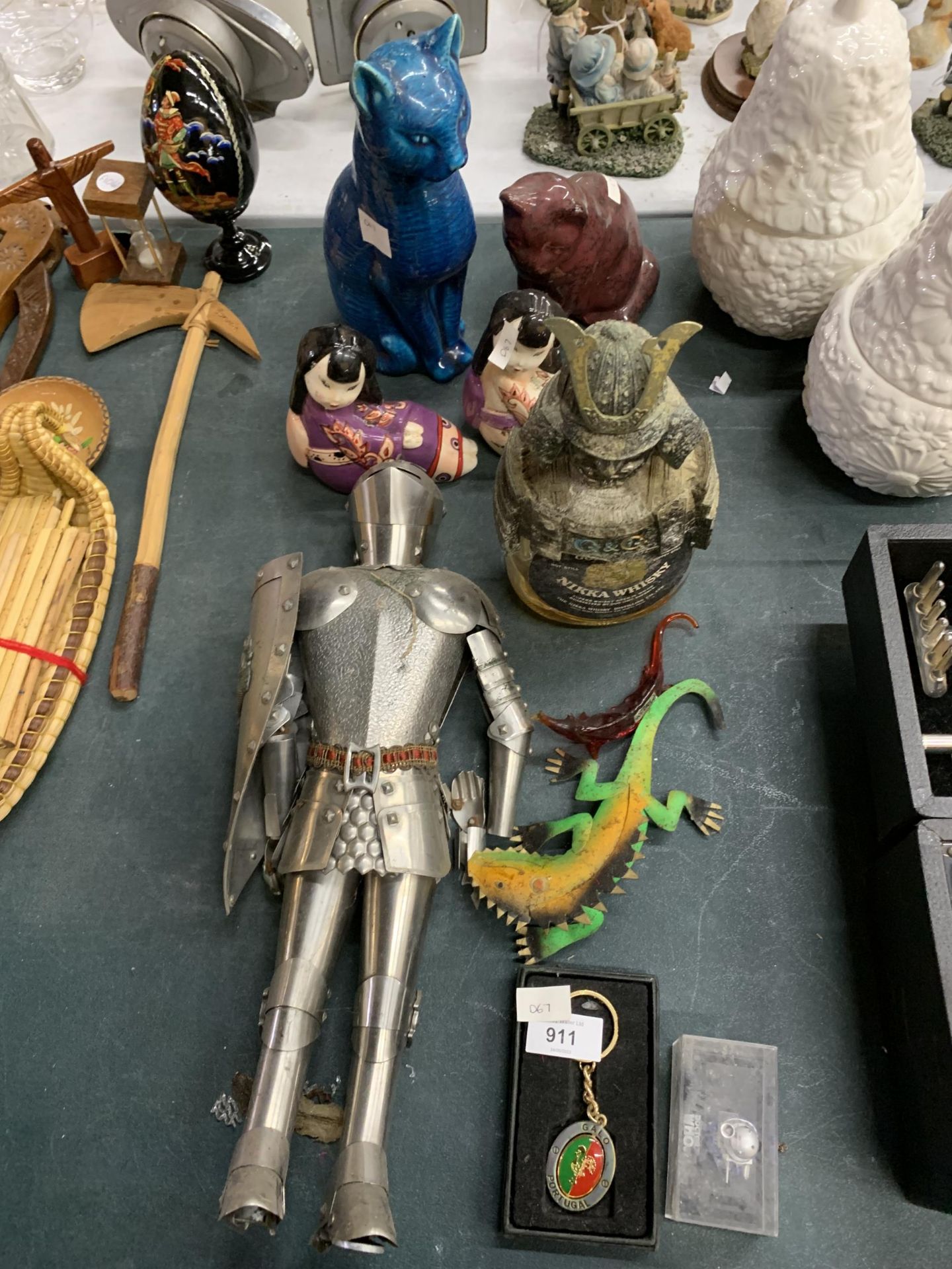 A QUANTITY OF ITEMS TO INCLUDE CERAMIC CATS, A KNIGHT, JAPANESE STYLE FIGURES, ETC