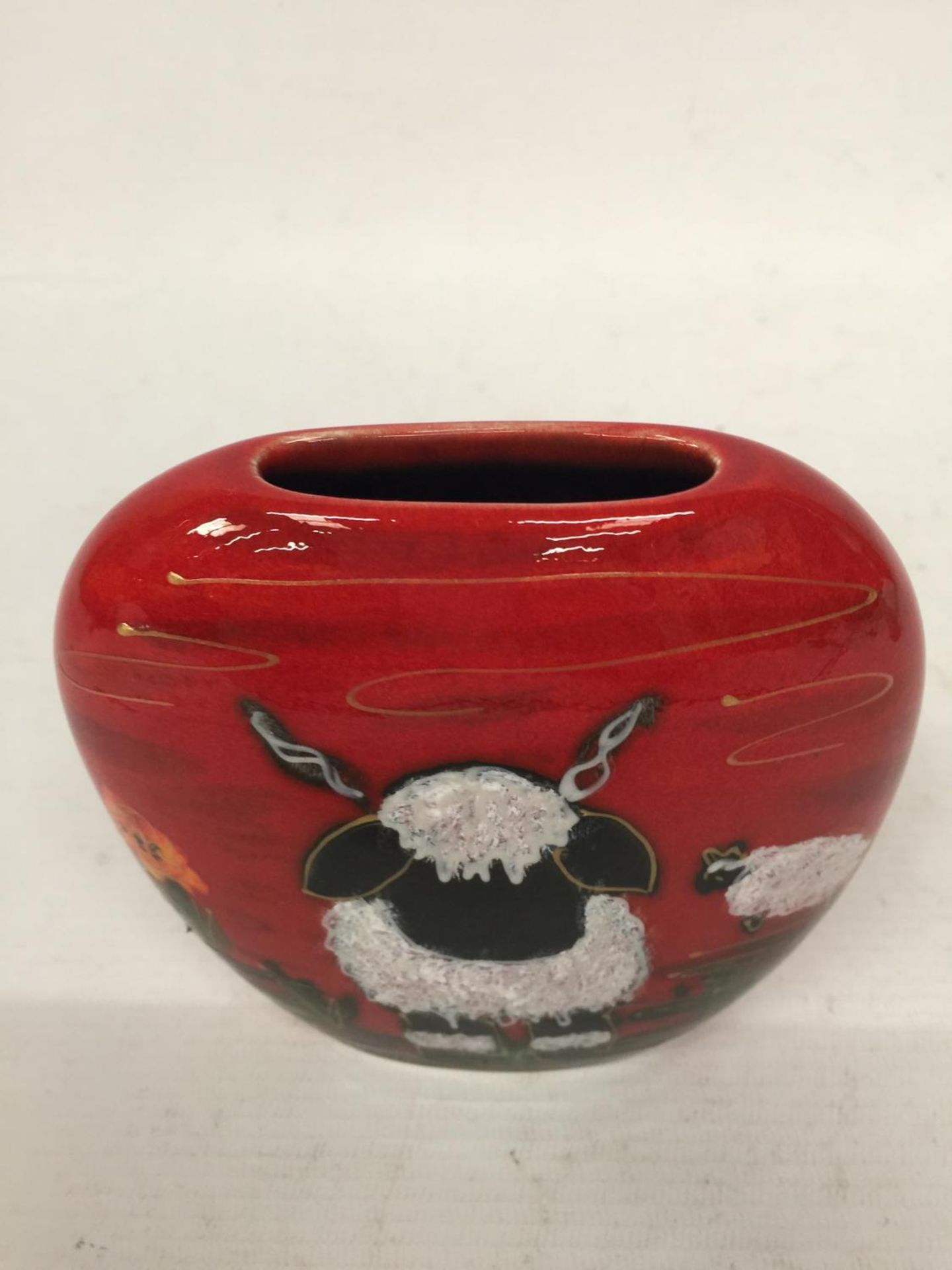 AN ANITA HARRIS SHEEP VASE - 13 CM - Image 2 of 4