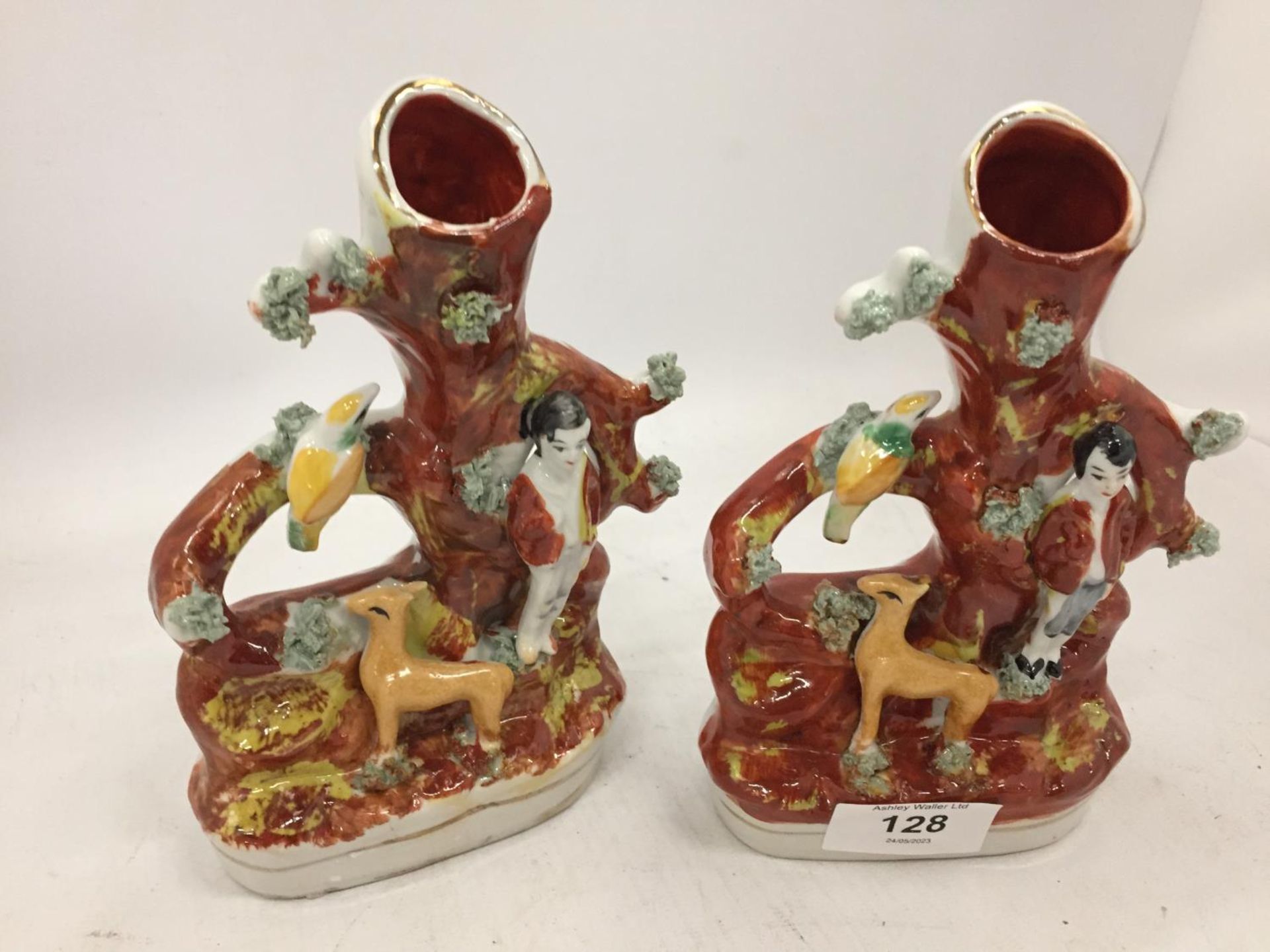 A PAIR OF VINTAGE STAFFORDSHIRE STYLE SPILL HOLDERS WITH FIGURE AND FAUNA DECORATION HEIGHT 17.5CM - Image 2 of 4