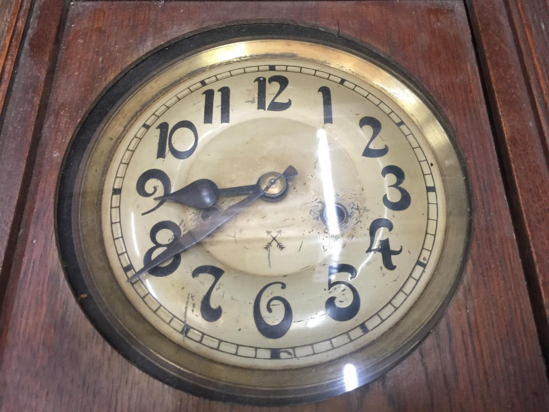 A VINTAGE MAHOGANY CASED WALL CLOCK WITH BEVELLED GLASS TO THE FRONT, COMPLETE WITH PENDULUM AND - Image 2 of 4