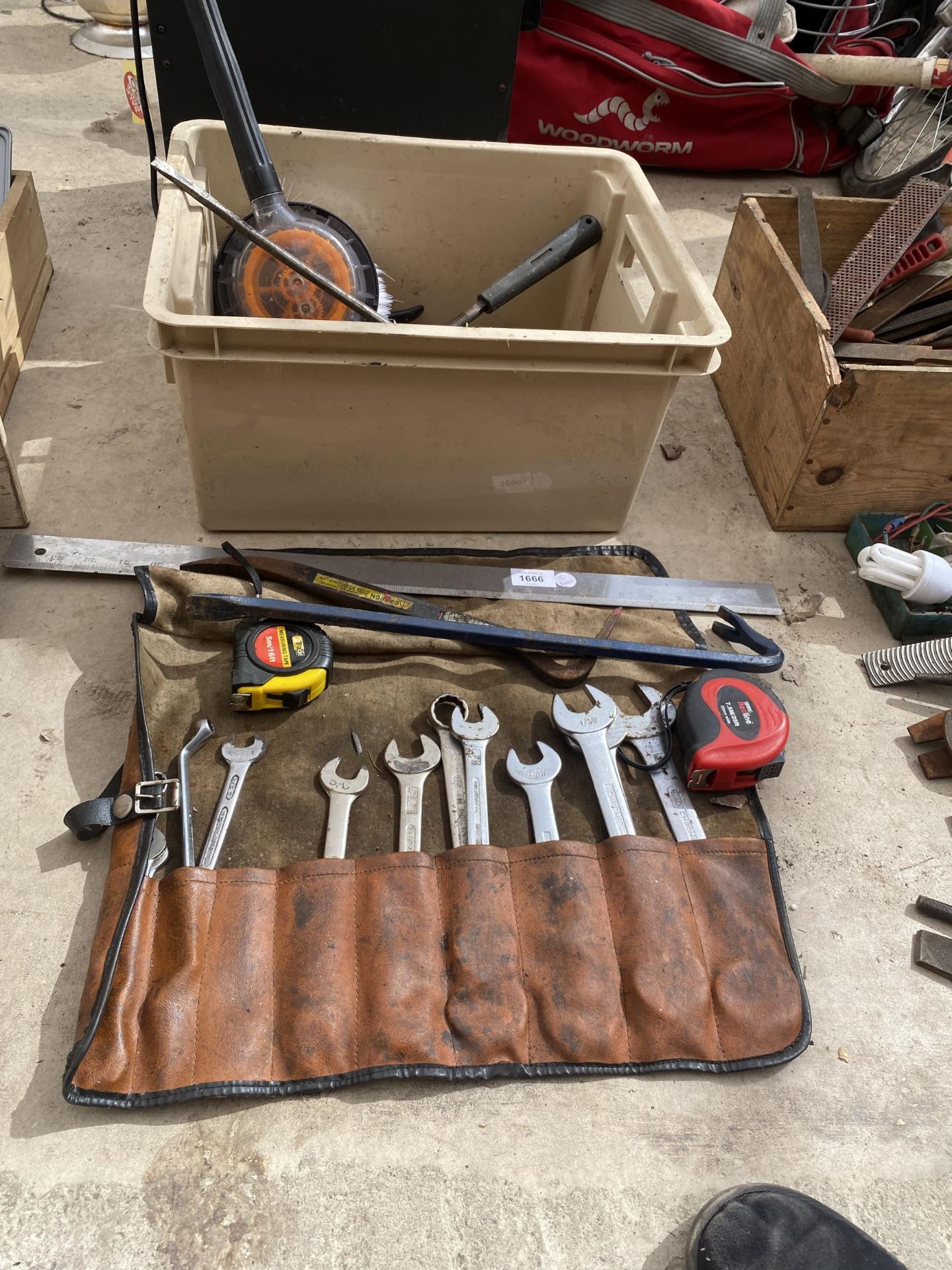 A MIXED LOT OF VINTAGE TOOLS, SPANNER SET IN FOLDING CASE ETC - Image 4 of 4