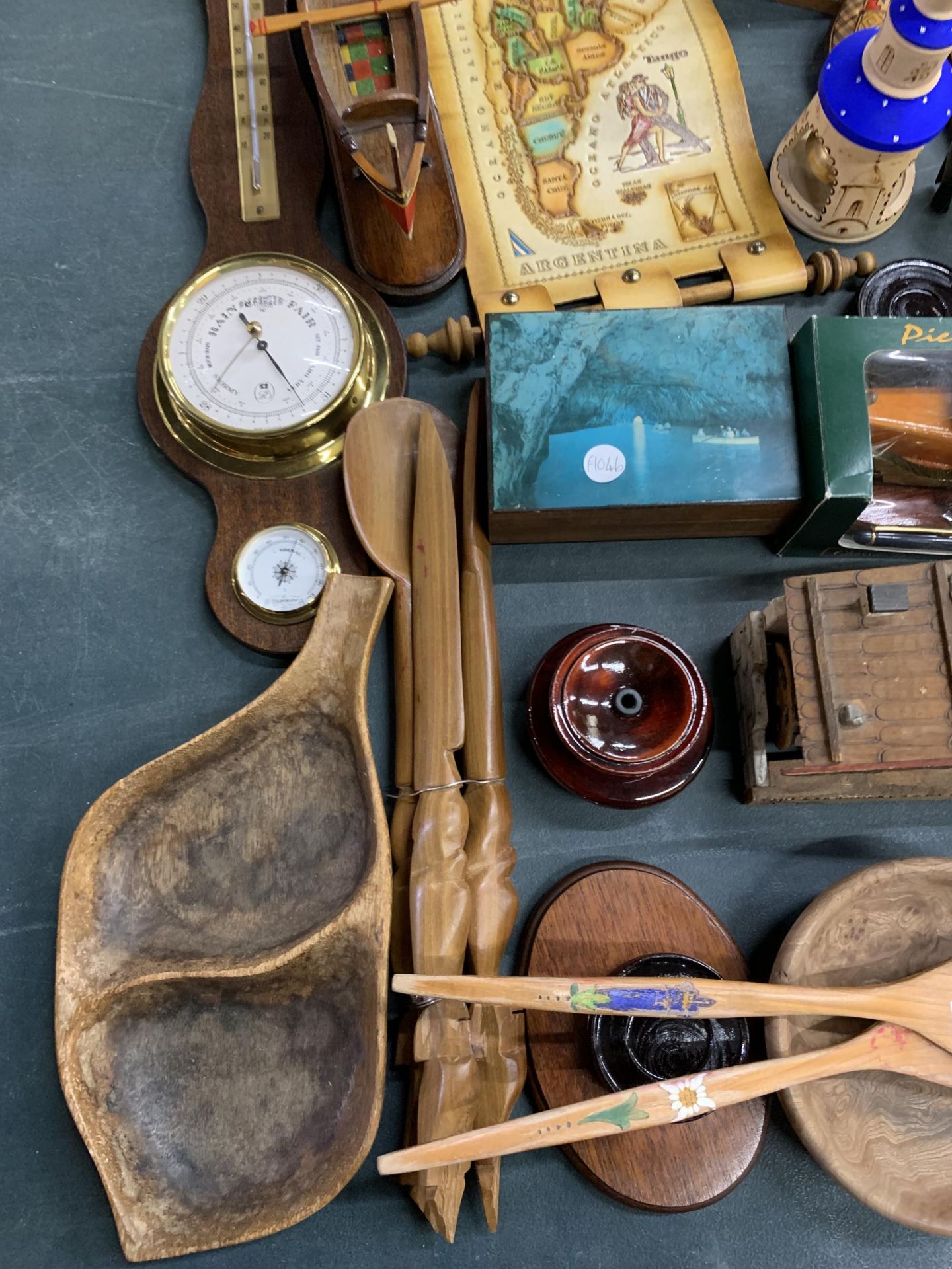 A LARGE QUANTITY OF TREEN ITEMS TO INCLUDE A BAROMETER, SWISS STYLE CLOCK AND HOUSE, A BOAT, - Image 3 of 4