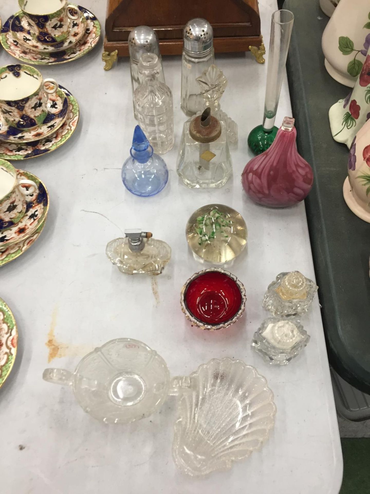 A COLLECTION OF VINTAGE GLASSWARE TO INCLUDE SCENT BOTTLES, CRUET SET, SUGARSHAKERS, A