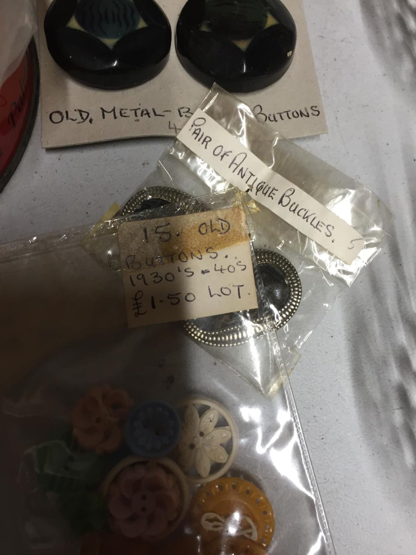 A LARGE QUANTITY OF VINTAGE BUTTONS - Image 5 of 5