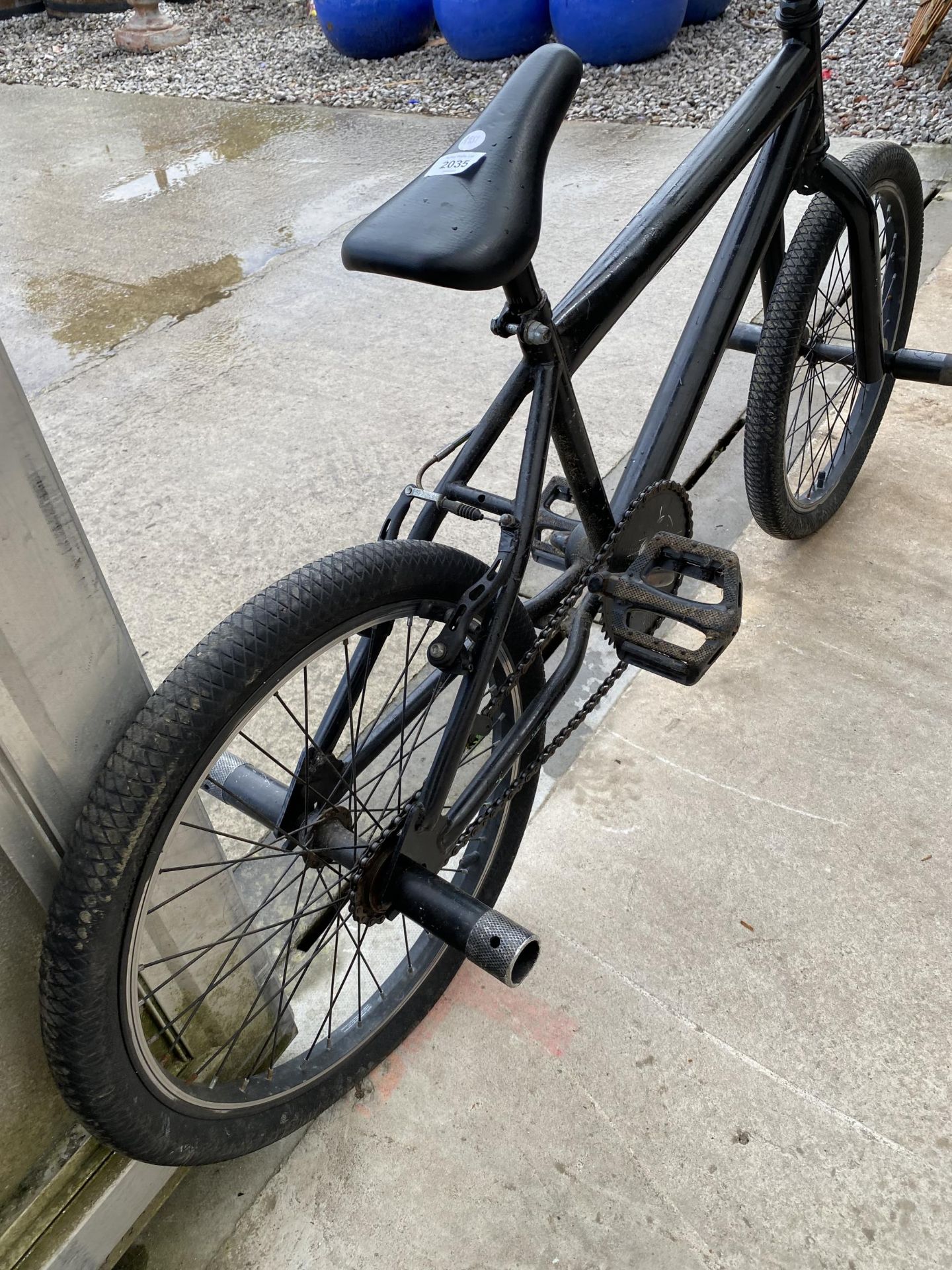 A CHILDS BMX BIKE WITH REAR STUNT PEGS - Image 2 of 3