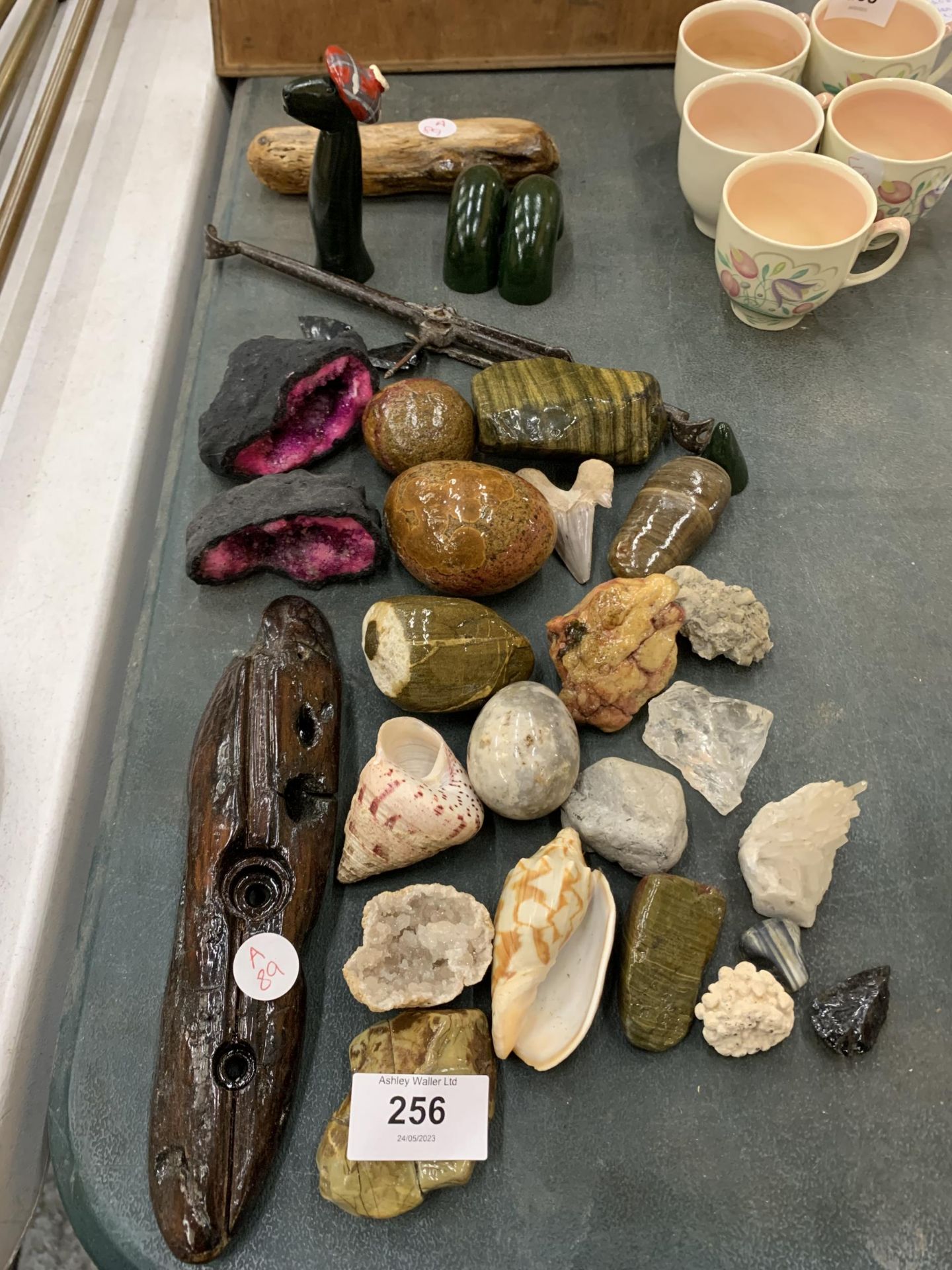 A MIXED LOT OF SHELLS, CRYSTAL ROCKS ETC