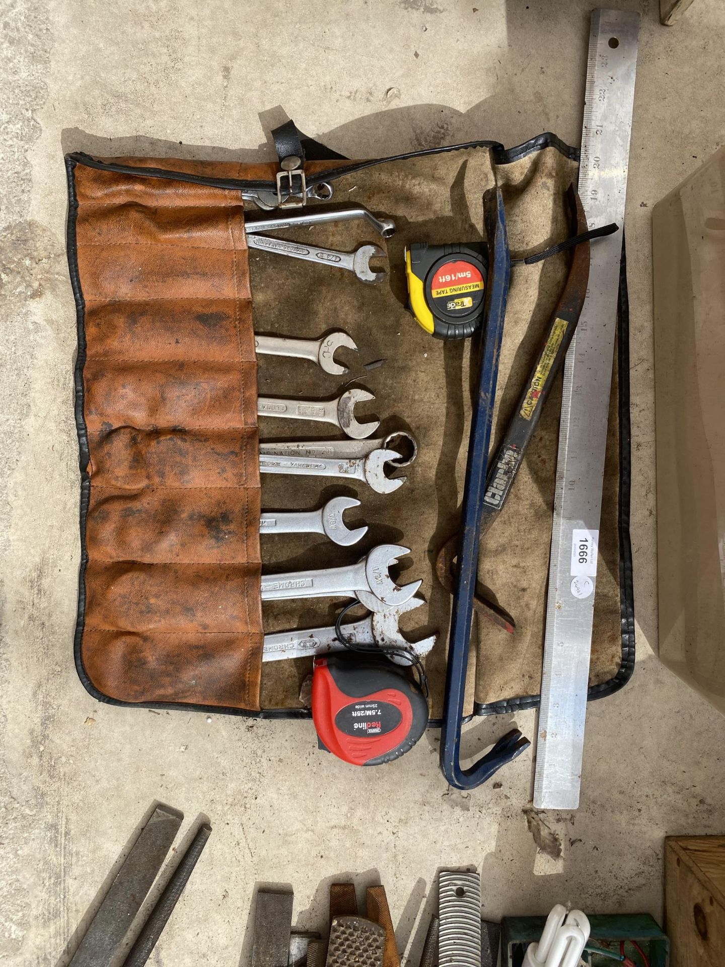 A MIXED LOT OF VINTAGE TOOLS, SPANNER SET IN FOLDING CASE ETC - Image 2 of 4