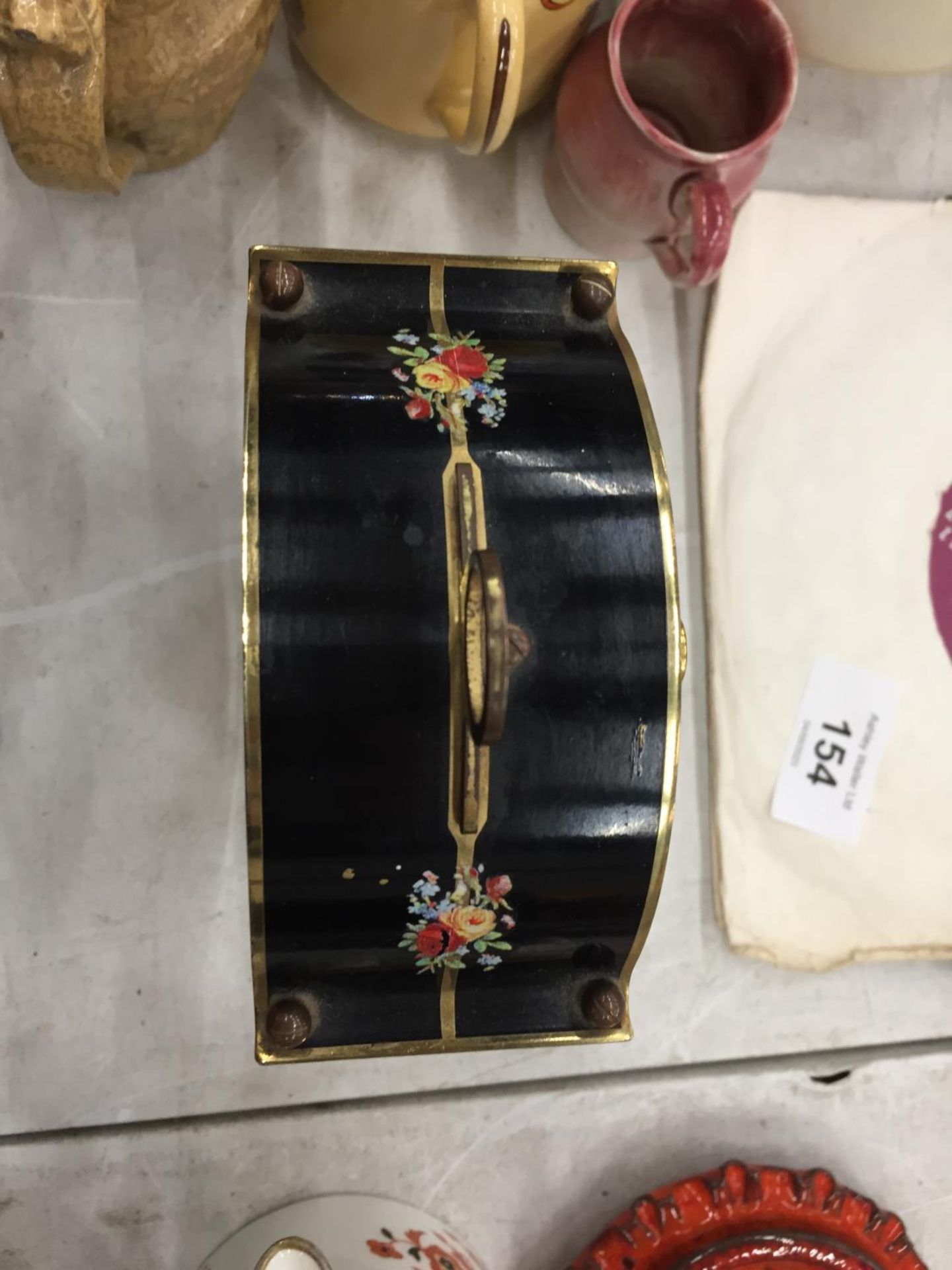 A SMALL GERMAN MANTLE CLOCK WITH FLORAL PATTERN - Image 3 of 4