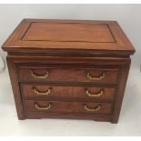 AN ORIENTAL DESIGN YEW WOOD TABLE TOP JEWELLERY CHEST OF THREE DRAWERS, 31 X 20 X 25CM