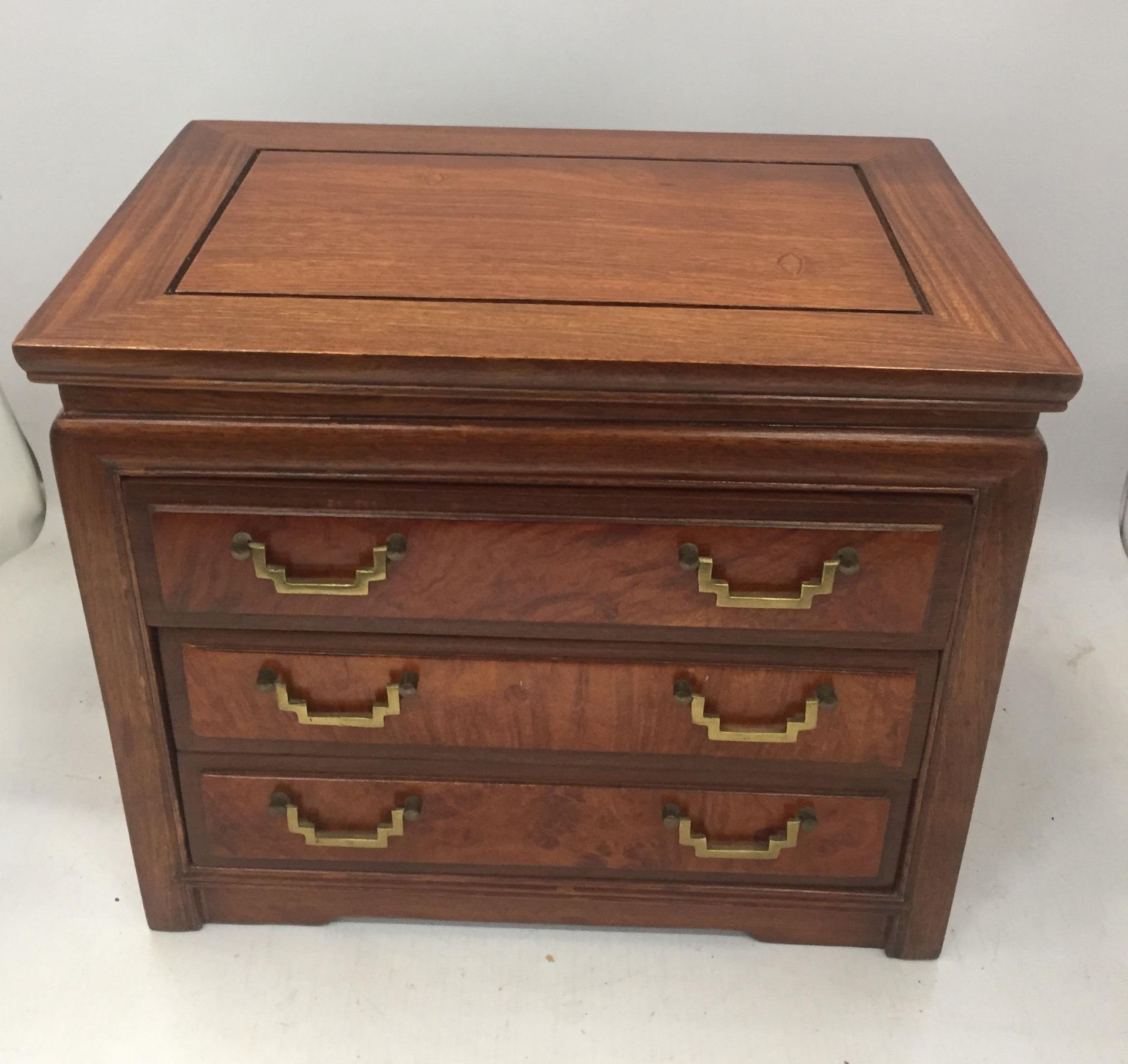 AN ORIENTAL DESIGN YEW WOOD TABLE TOP JEWELLERY CHEST OF THREE DRAWERS, 31 X 20 X 25CM