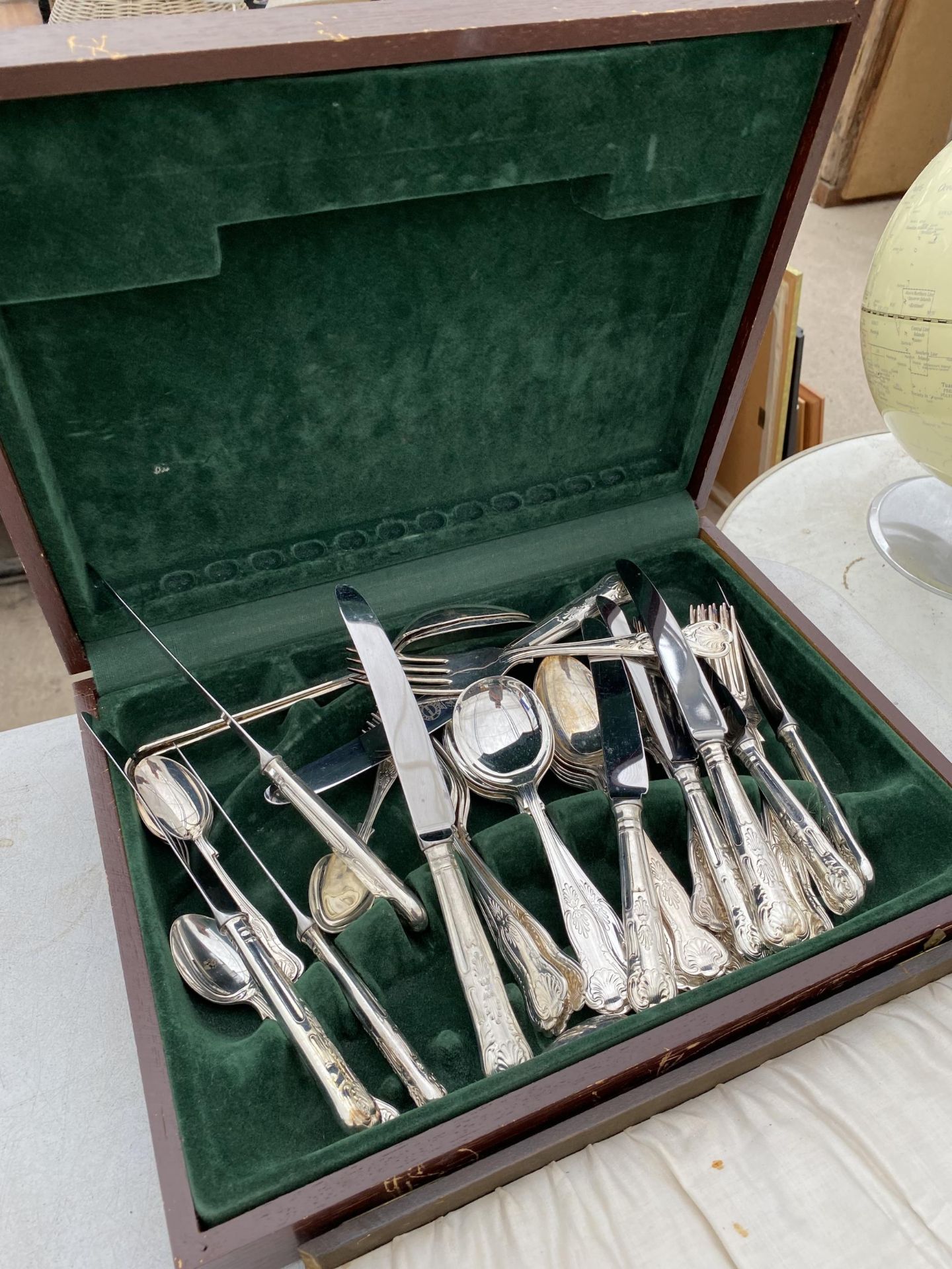A SILVER PLATED CANTEEN OF CUTLERY AND FURTHER LOOSE CUTLERY - Image 2 of 4