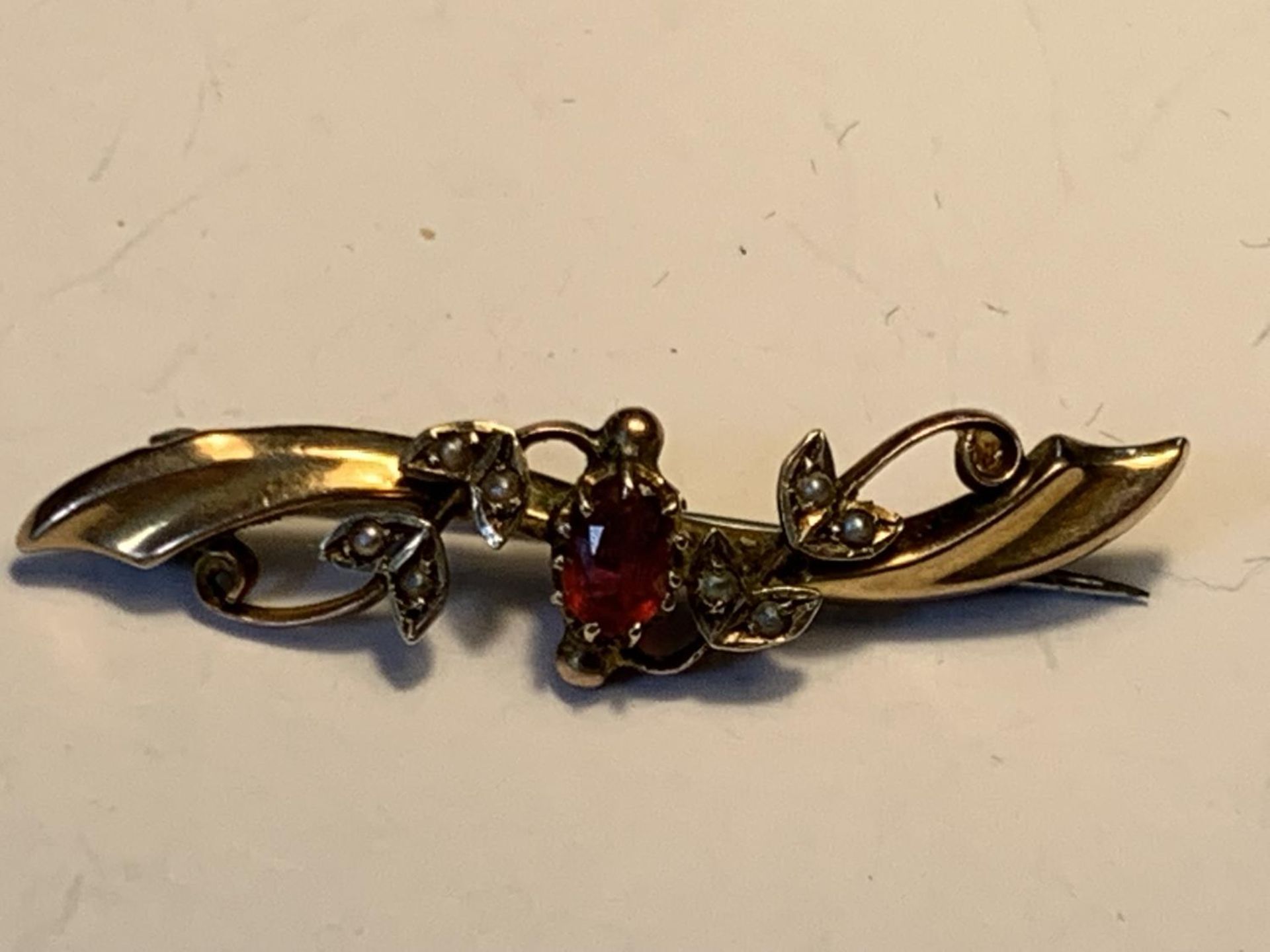 TWO 9 CARAT GOLD BROOCHES ONE WITH A RED STONE AND SEED PEARLS GROSS WEIGHT 5.05 GRAMS - Image 2 of 3