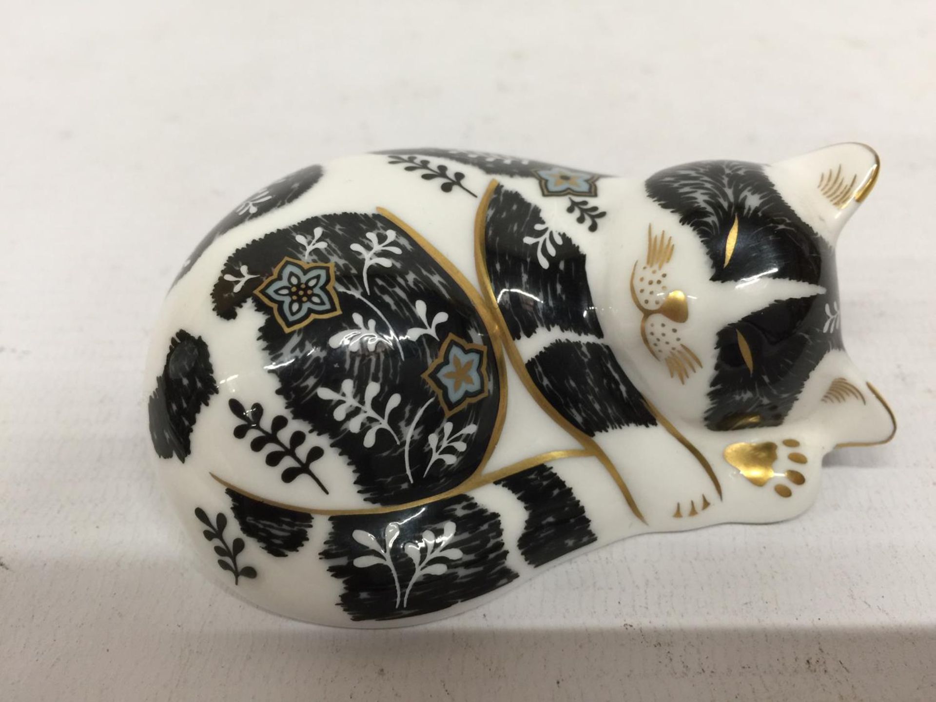 A ROYAL CROWN DERBY MISTY CAT, NO STOPPER