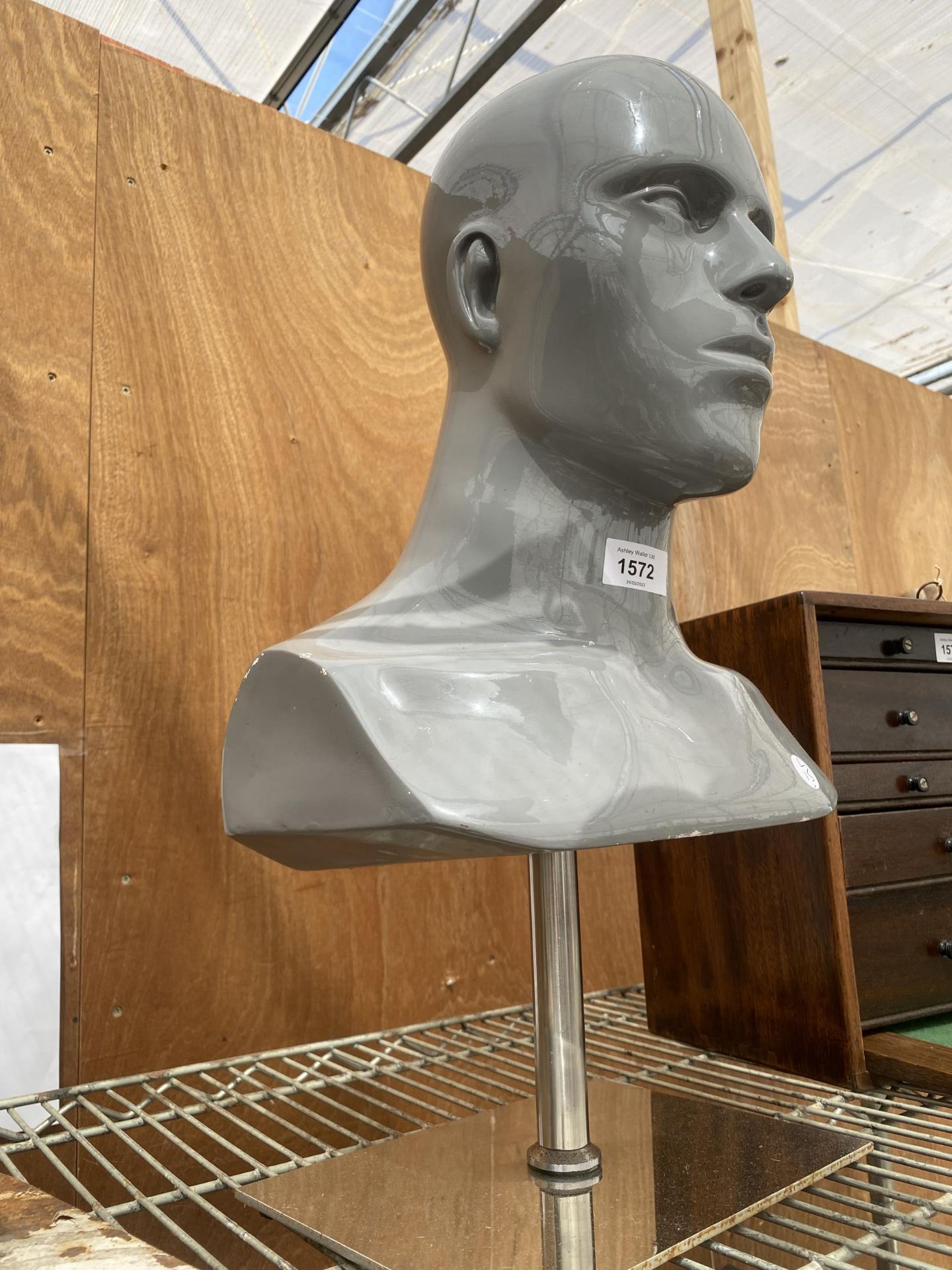 A RETRO FIBREGLASS MANNEQUIN HEAD ON A STEEL BASE - Image 2 of 4