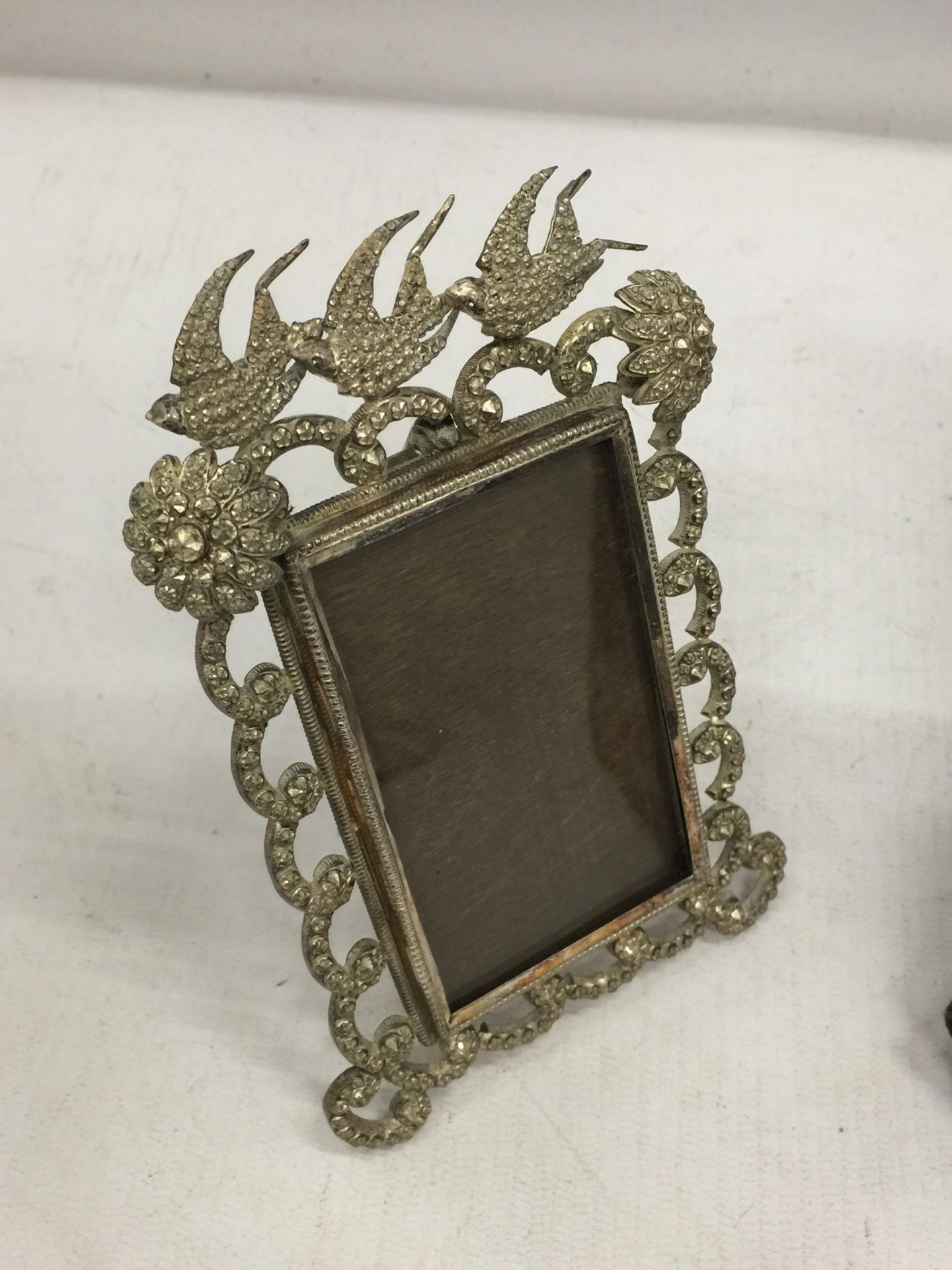 A DECORATIVE HALLMARKED SILVER PHOTO FRAME WITH RIBBON DESIGN AND FURTHER METAL DOVE DESIGN PHOTO - Image 4 of 4