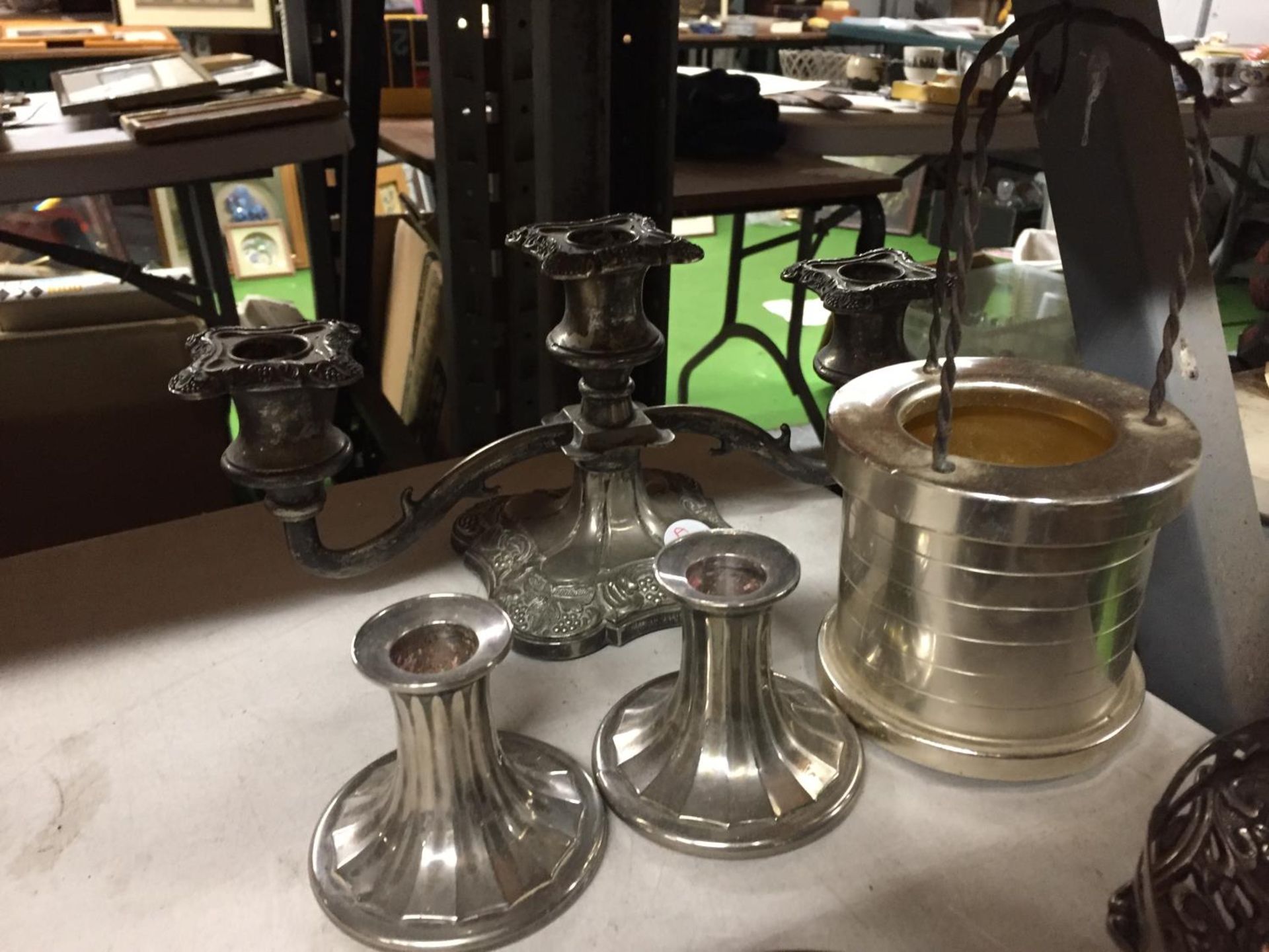 A QUANTITY OF SILVER PLATED ITEMS TO INCLUDE CANDLESTICKS, BOWLS, COASTERS, ETC - Image 2 of 5