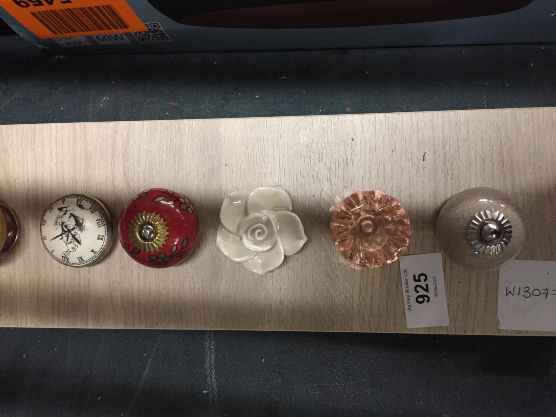 A COLLECTION OF MODERN DRAWER KNOB SAMPLES ON A WOODEN BACK - Image 3 of 3