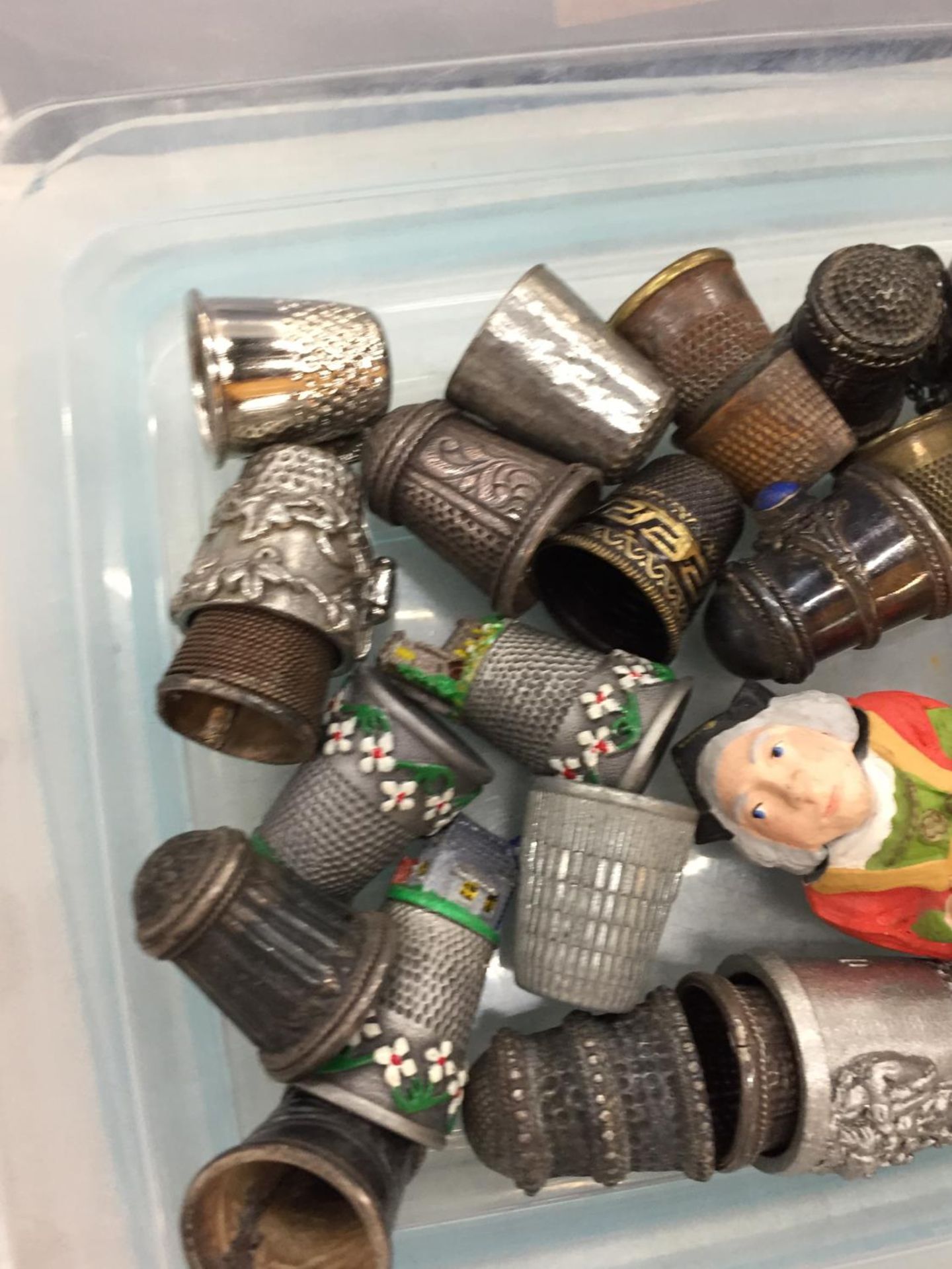 A COLLECTION OF VINTAGE METAL THIMBLES - Image 2 of 3