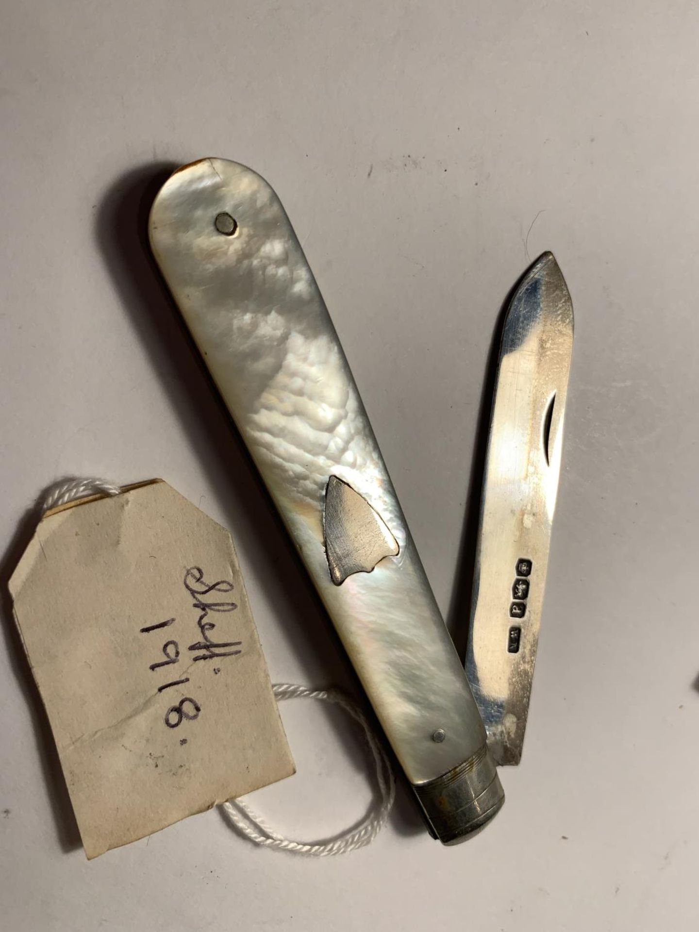 THREE MOTHER OF PEARL FRUIT KNIVES TWO HALLMARKED BIRMINGHAM 1890 AND 1906, ONE SHEFFIELD 1918 - Image 4 of 4
