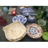 A MIXED LOT OF CERAMICS TO INCLUDE A SPODE BLUE AND WHITE NIBBLES BOWL - HANDLE RE-GLUED, SPODE JUG,