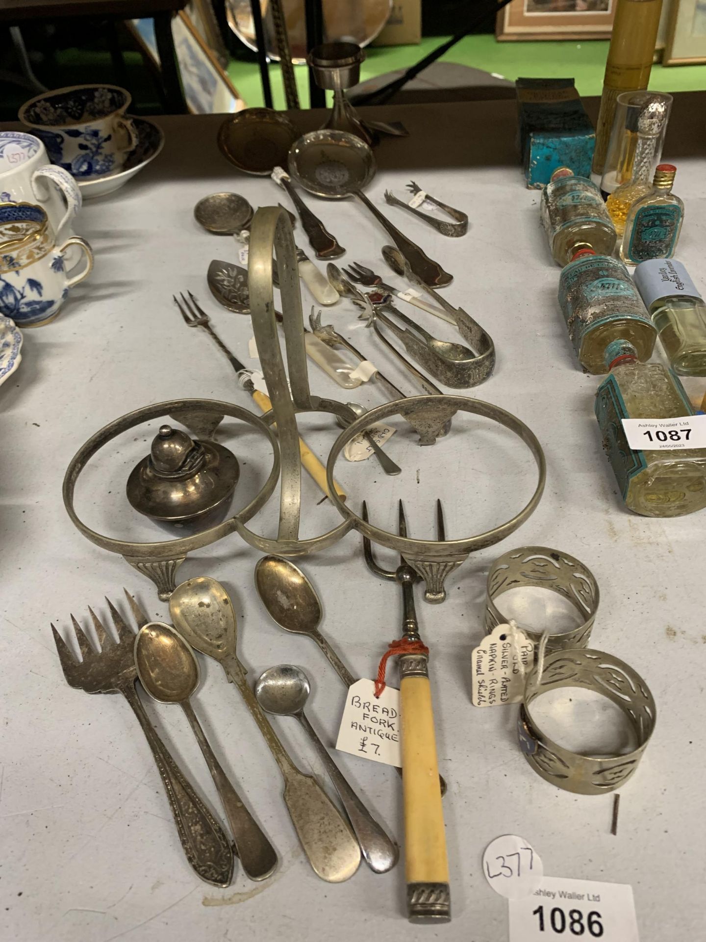 A MIXED GROUP OF SILVER PLATED ITEMS, NAPKIN RINGS, FLATWARE ETC