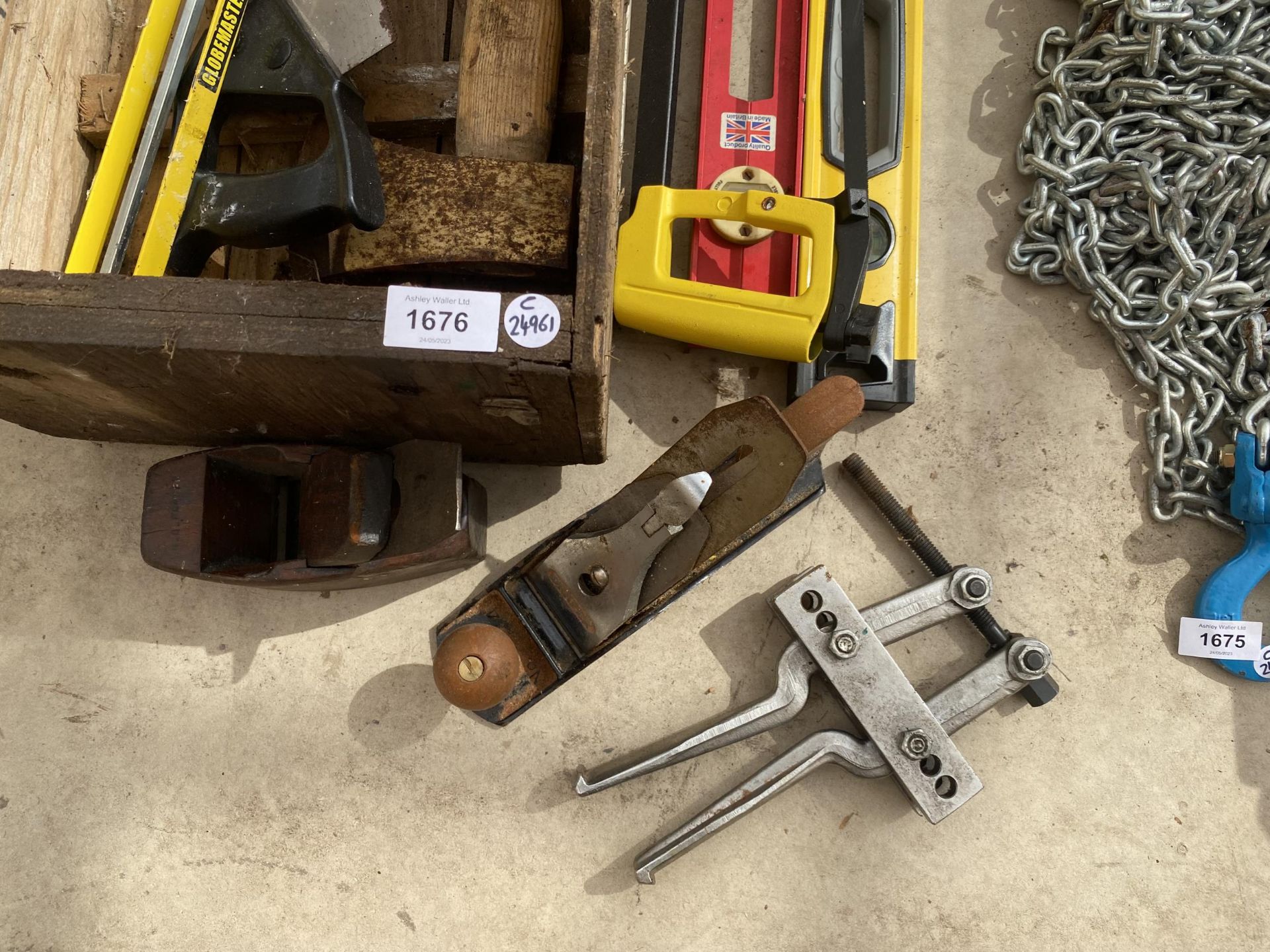 A GROUP OF VINTAGE TOOLS, WOOD PLANE, SPIRIT LEVELS ETC - Image 4 of 5