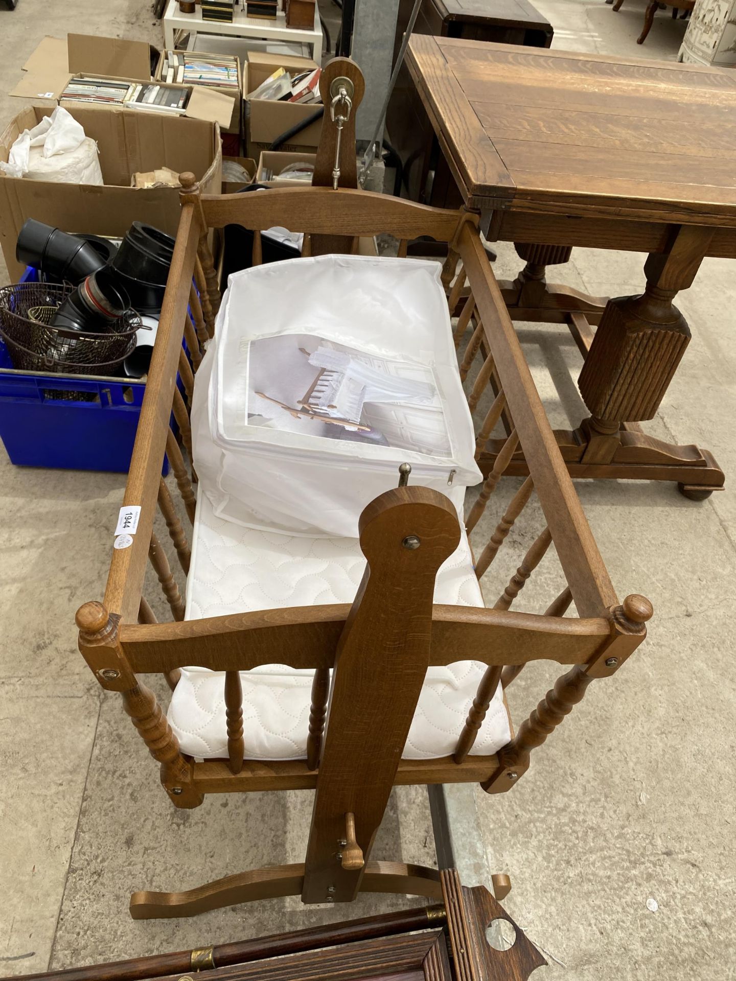 A VINTAGE STYLE WOODEN CHILD'S COT - Image 2 of 5