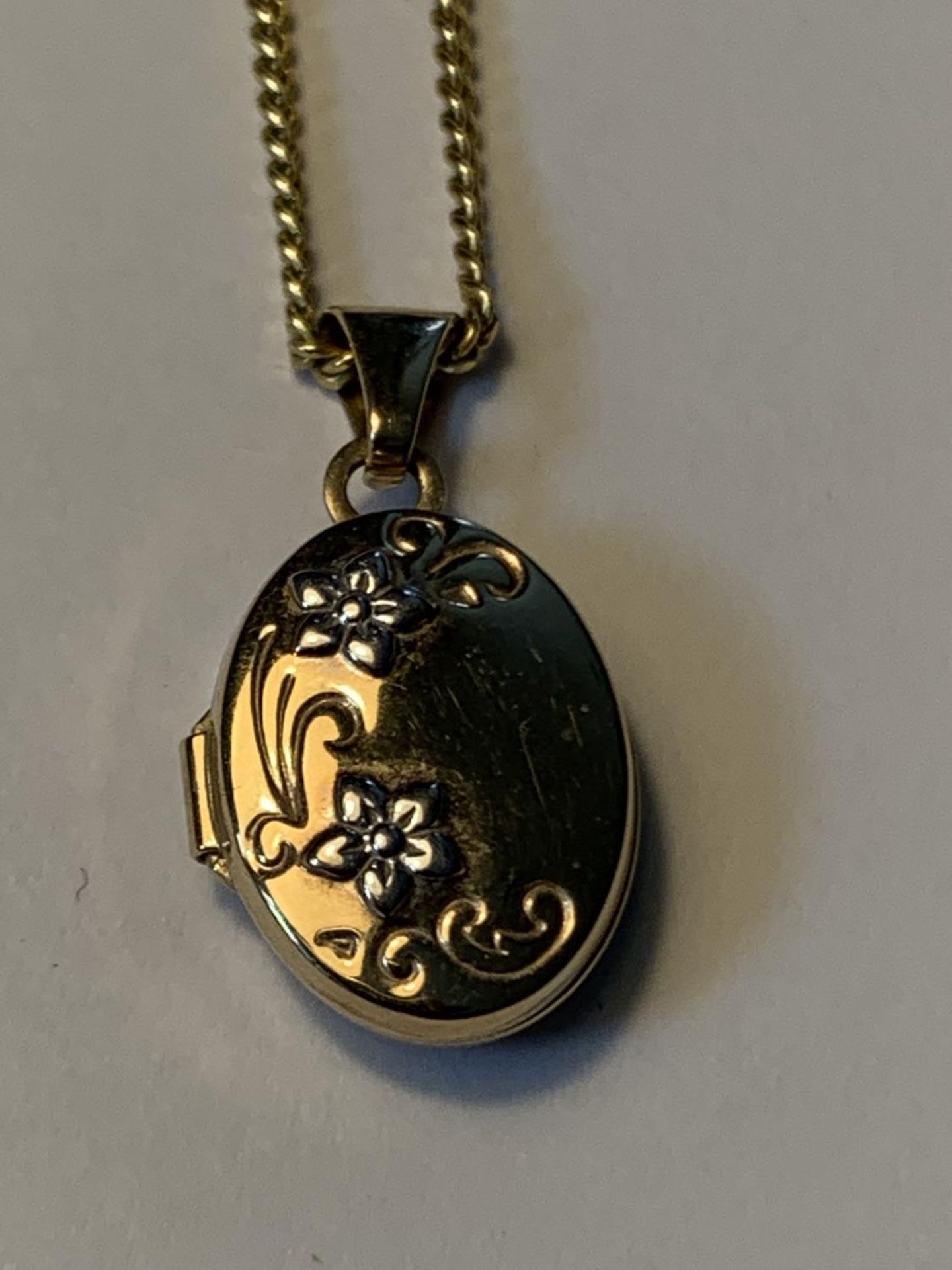 A 9 CARAT GOLD NECKLACE WITH OVAL LOCKET GROSS WEIGHT 3.0 GRAMS - Image 2 of 3