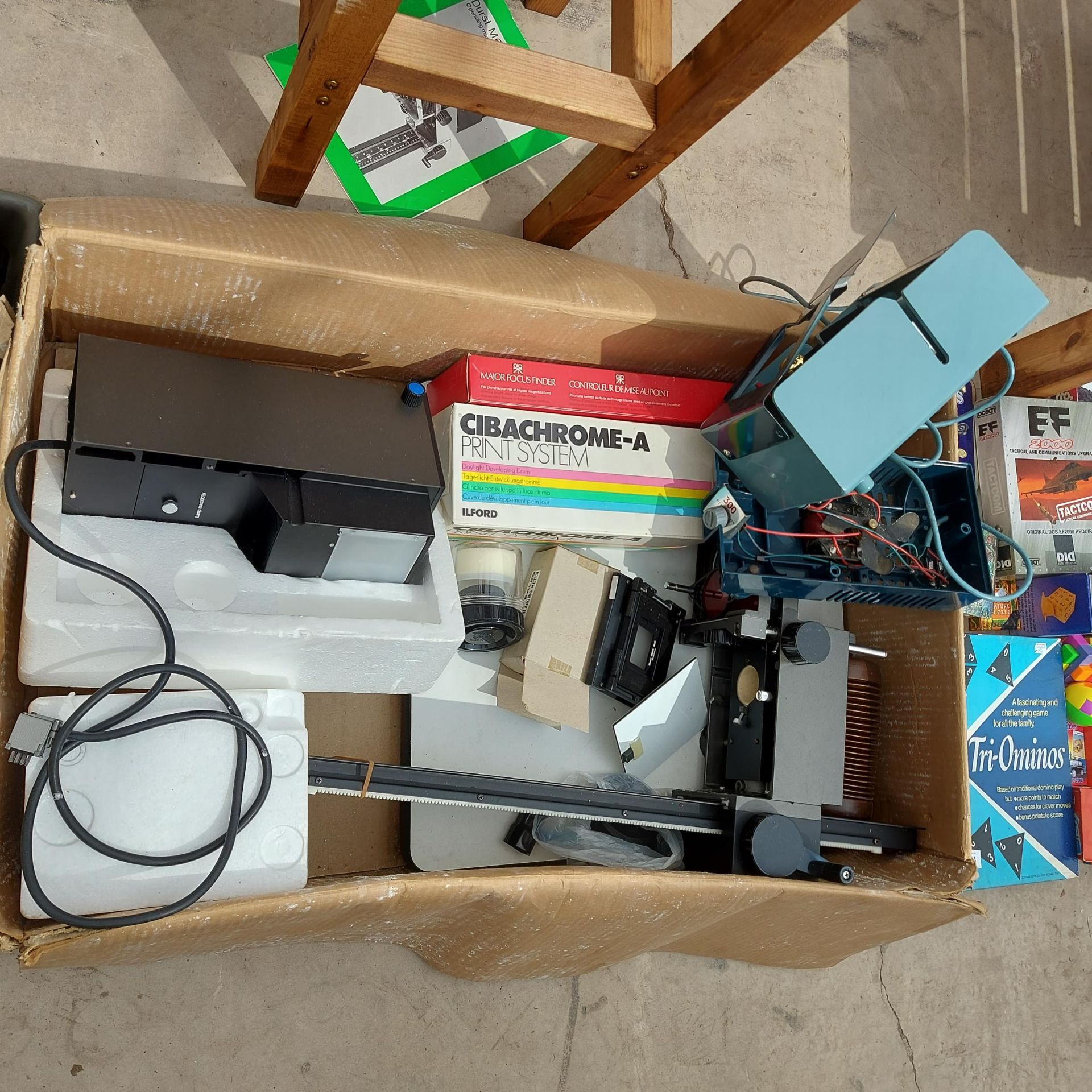 A LARGE ASSORTMENT OF PHOTOGRAPHY EQUIPMENT TO INCLUDE AN ILFORD PROCESSING DRUM, PROJECTORS ETC - Image 2 of 4