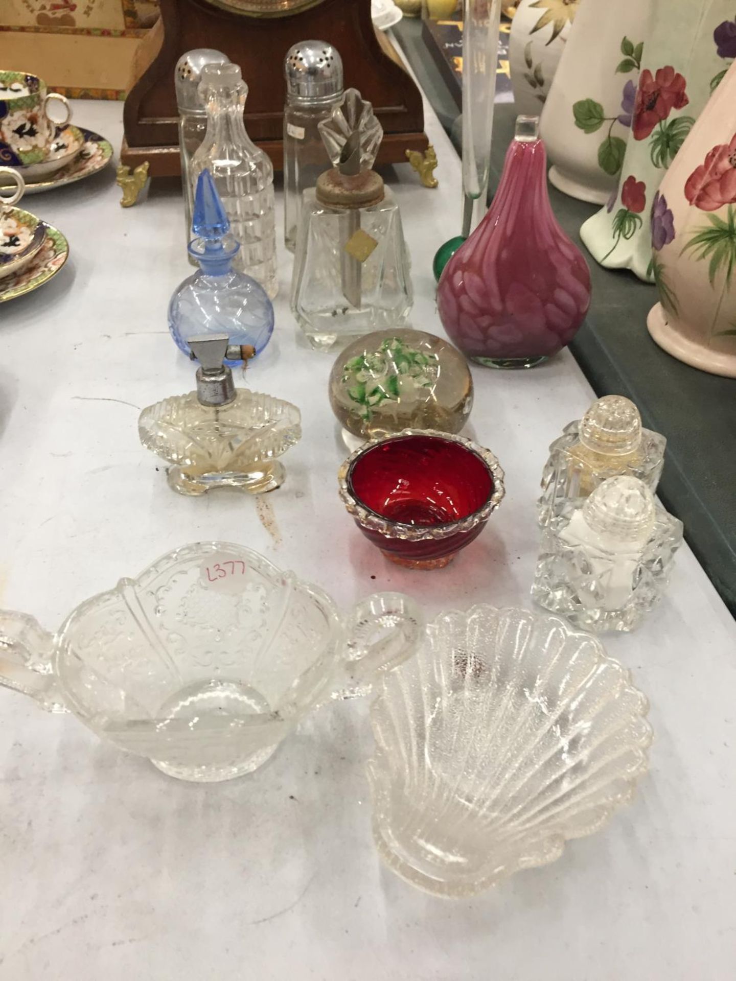 A COLLECTION OF VINTAGE GLASSWARE TO INCLUDE SCENT BOTTLES, CRUET SET, SUGARSHAKERS, A - Image 2 of 5