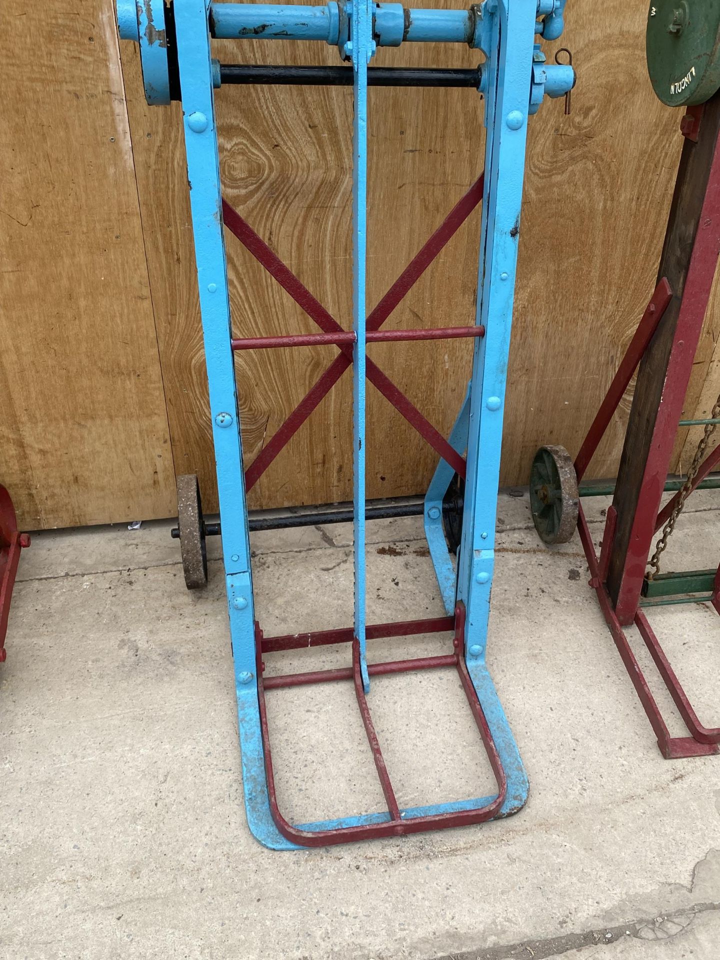 A VINTAGE WOODEN AND STEEL RAILWAY TROLLEY BEARING THE NAME 'COOKS PATENT YAXLEY' - Image 2 of 4