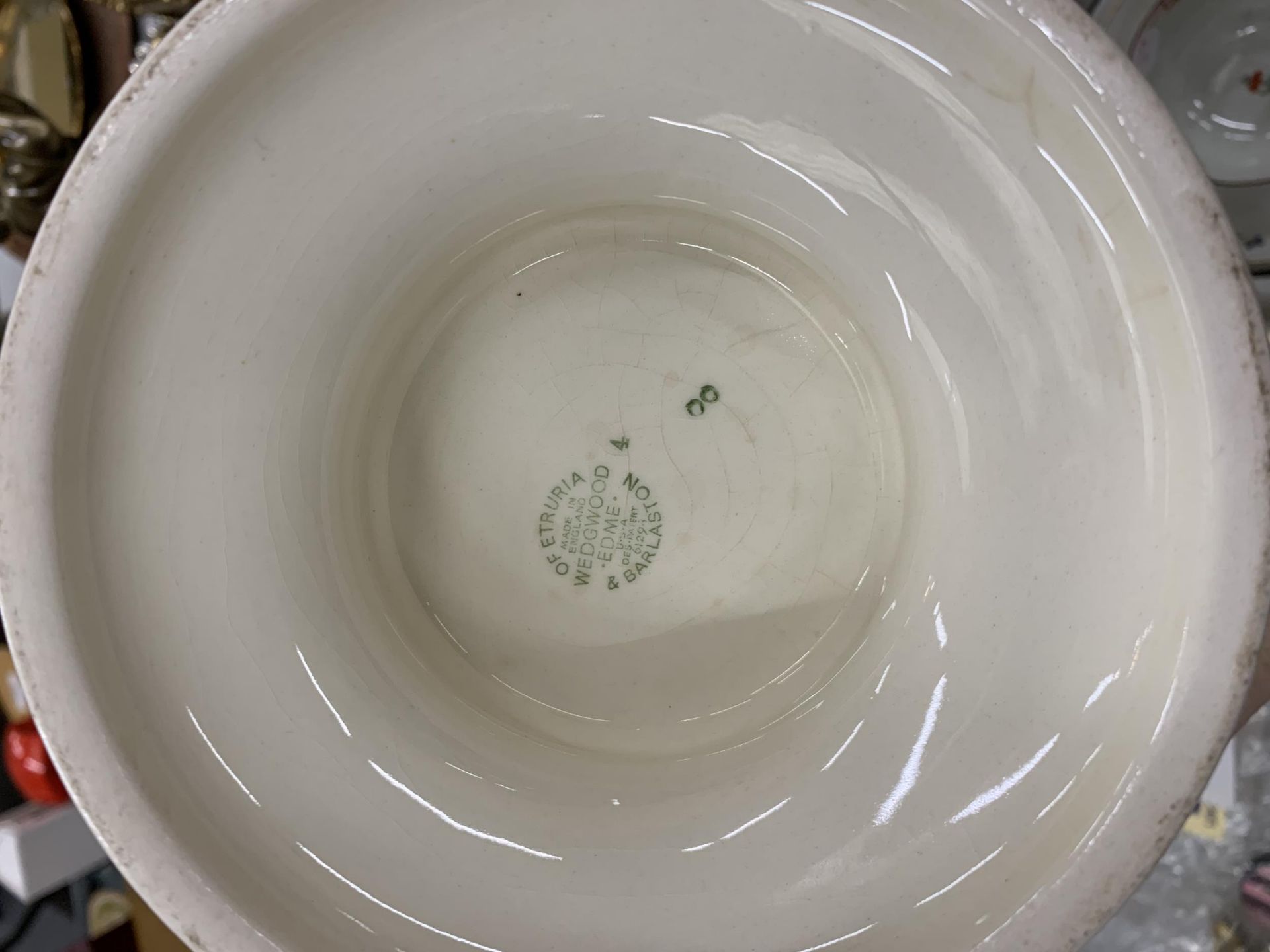 A LARGE COLLECTION OF 19TH CENTURY PORCELAIN, TEA BOWLS, SAUCERS, WEDGWOOD CREAMWARE BOWL ETC - Image 6 of 6