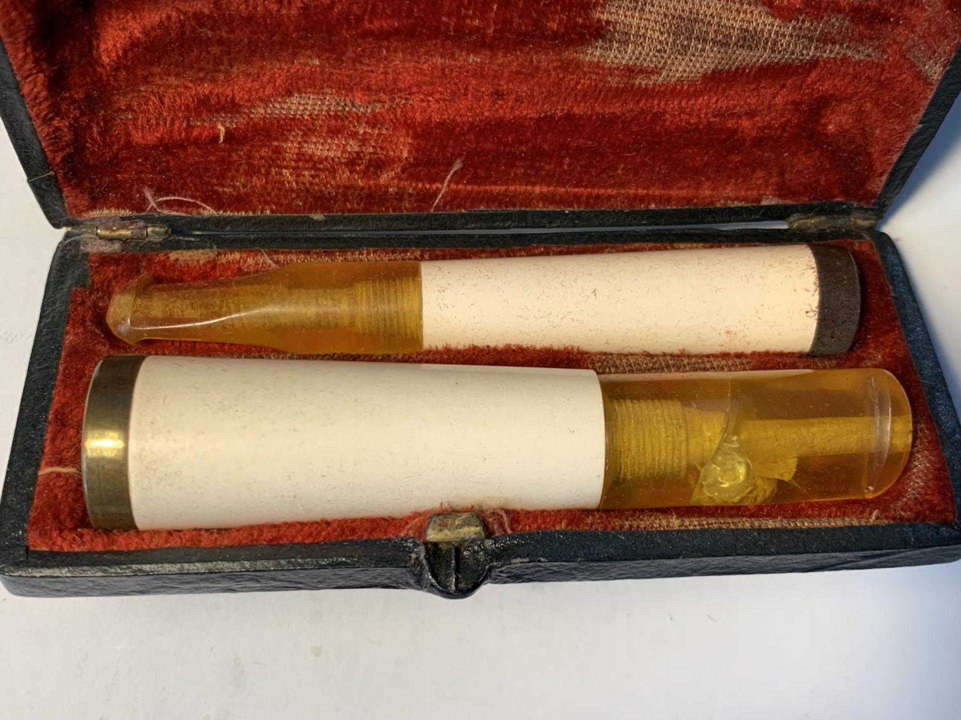 AN AMBER AND MEERSHAM CIGAR AND CIGARETTE HOLDER IN ORIGINAL BOX - Image 2 of 3