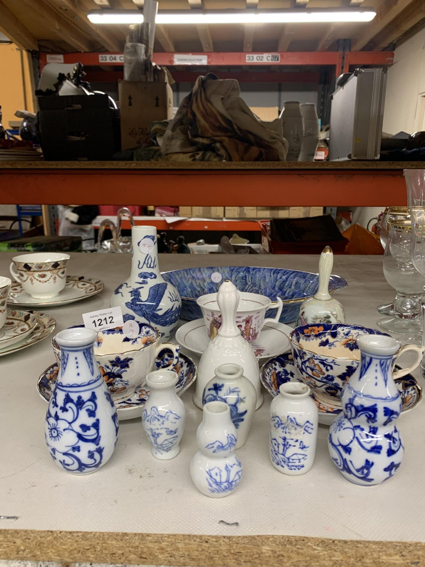 A MIXED LOT OF CERAMICS, CHINESE BLUE AND WHITE VASES ETC